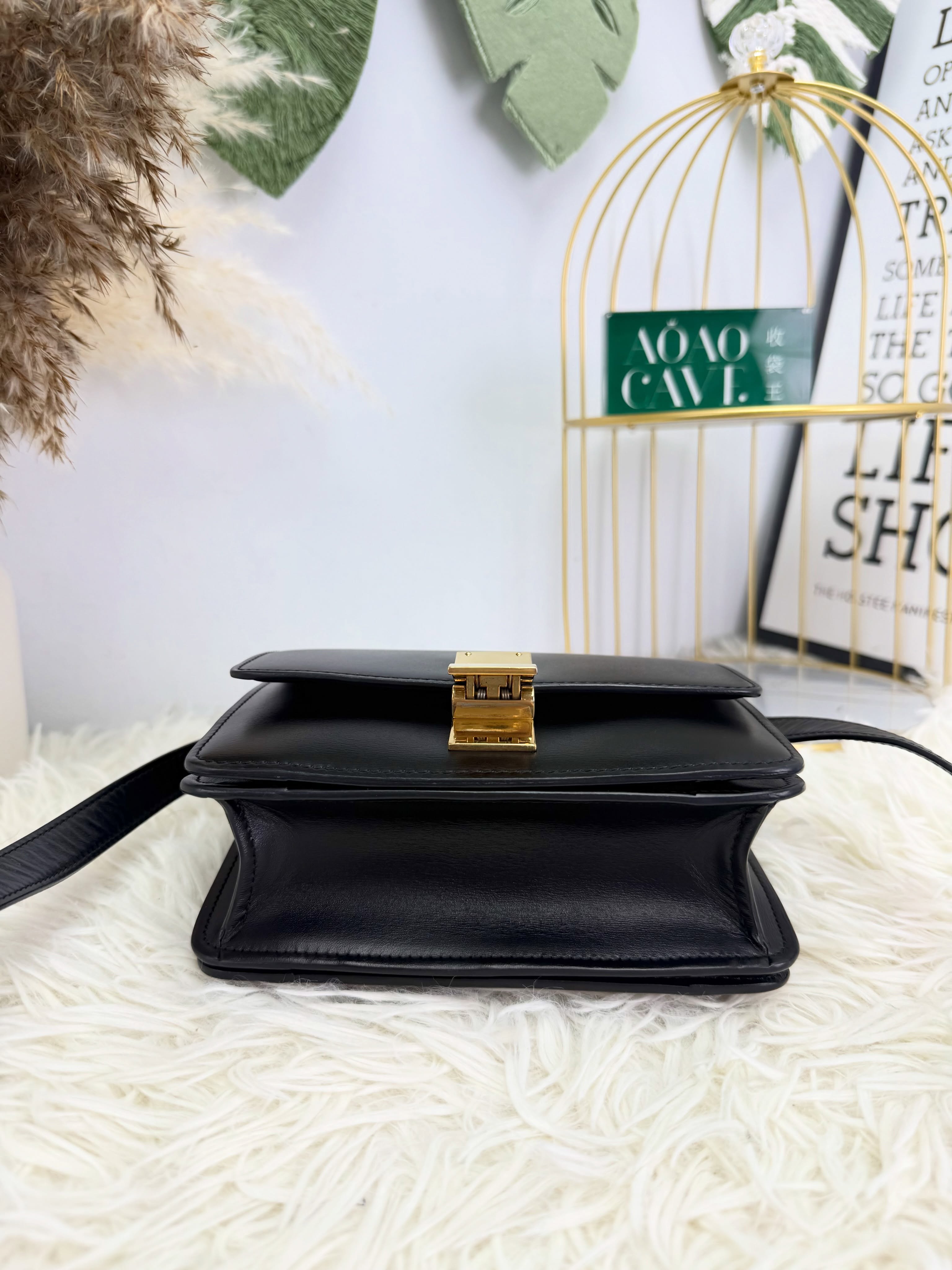 Celine👜 PRE OWNED 🛍️黑金box mini🖤💛  💰優惠價 $6980 98%new  #收袋王  喜歡的話快點pm/whatsapp 我們💓 銷售熱線51111 321（whatsapp)  我們服務包括有：手袋飾物回收、手袋置換(一換一、一換多也可以） 、專業手袋鑑證、專業手袋護理  購買方法 🏢親臨門市 荃灣南豐中心15樓1521室（荃灣地鐵站a出口1分鐘到）敬請預約 ❤️只賣正品正貨，任驗💓🫰🏻 ❤️‍🔥本店為香港註冊公司絕對真貨，信心保證👍🏻 🫰🏻本店設有鑑證服務，有駐場鑑證師  ✨歡迎追蹤我哋各個平台緊貼最新優惠x貨品🔥😍 👇🏻👇🏻👇🏻👇🏻👇🏻👇🏻👇🏻👇🏻  ⭐️Instagram: aoaocave  🌈Facebook: aoaocave收袋王  🔥Carousell: acluxuryhk  👆🏻👆🏻👆🏻👆🏻👆🏻👆🏻👆🏻👆🏻  ___________________________  Disclaimer🫰🏻All trademarks and copyrights are reserved to the original brand holders. @AOAOCAVE sells only authentic goods and is not affiliated with any of the brands mentioned.  @AOAOCAVE 跟任何品牌無關，而且沒有持有任何品牌資版權，亦沒有與任何品牌合作。所有商標及版權歸屬於品牌坊所有，帖子只作分享用途。  #aoaocave #手袋回收 #名牌買賣