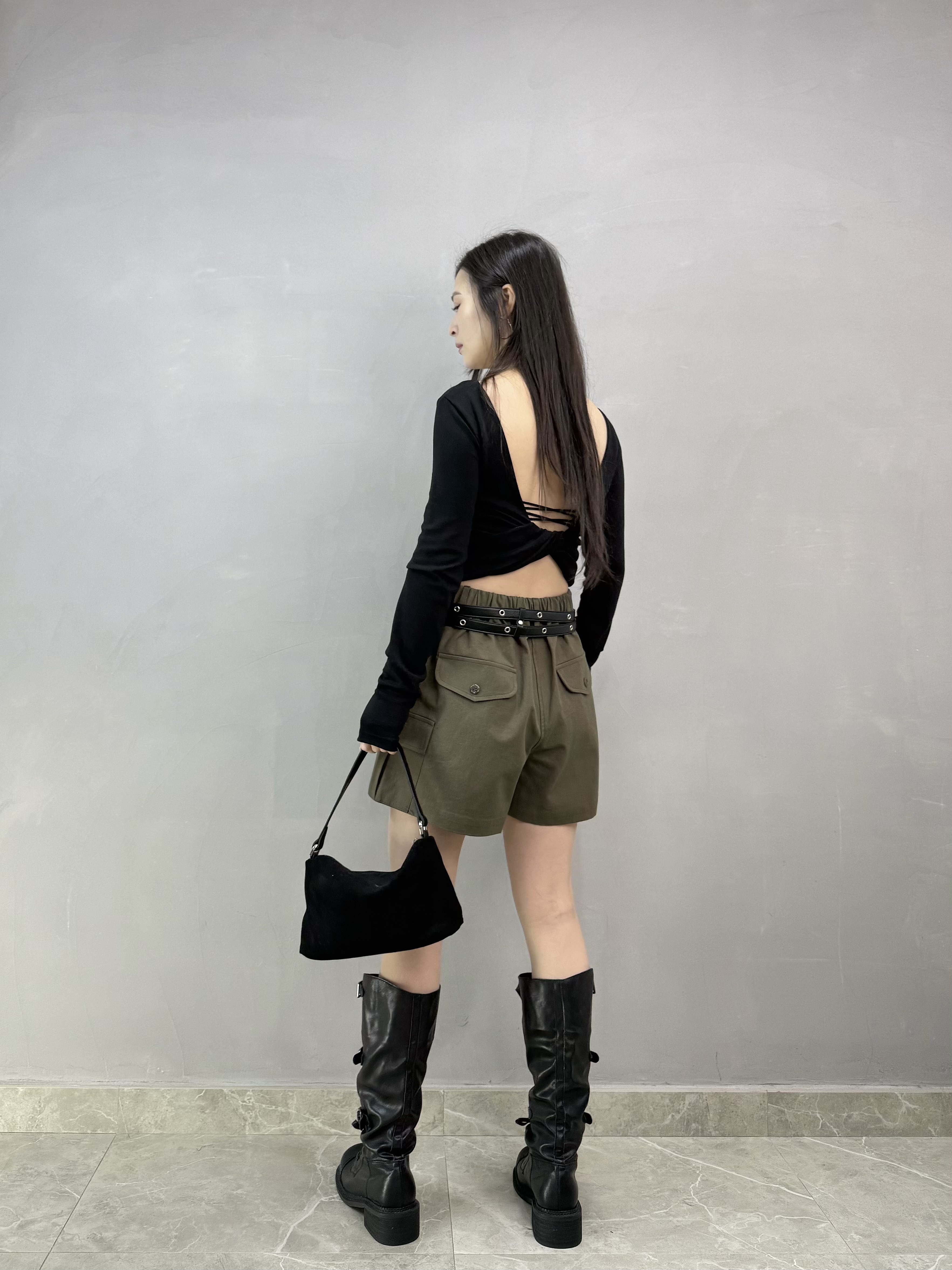 H05 後扭結露背tee