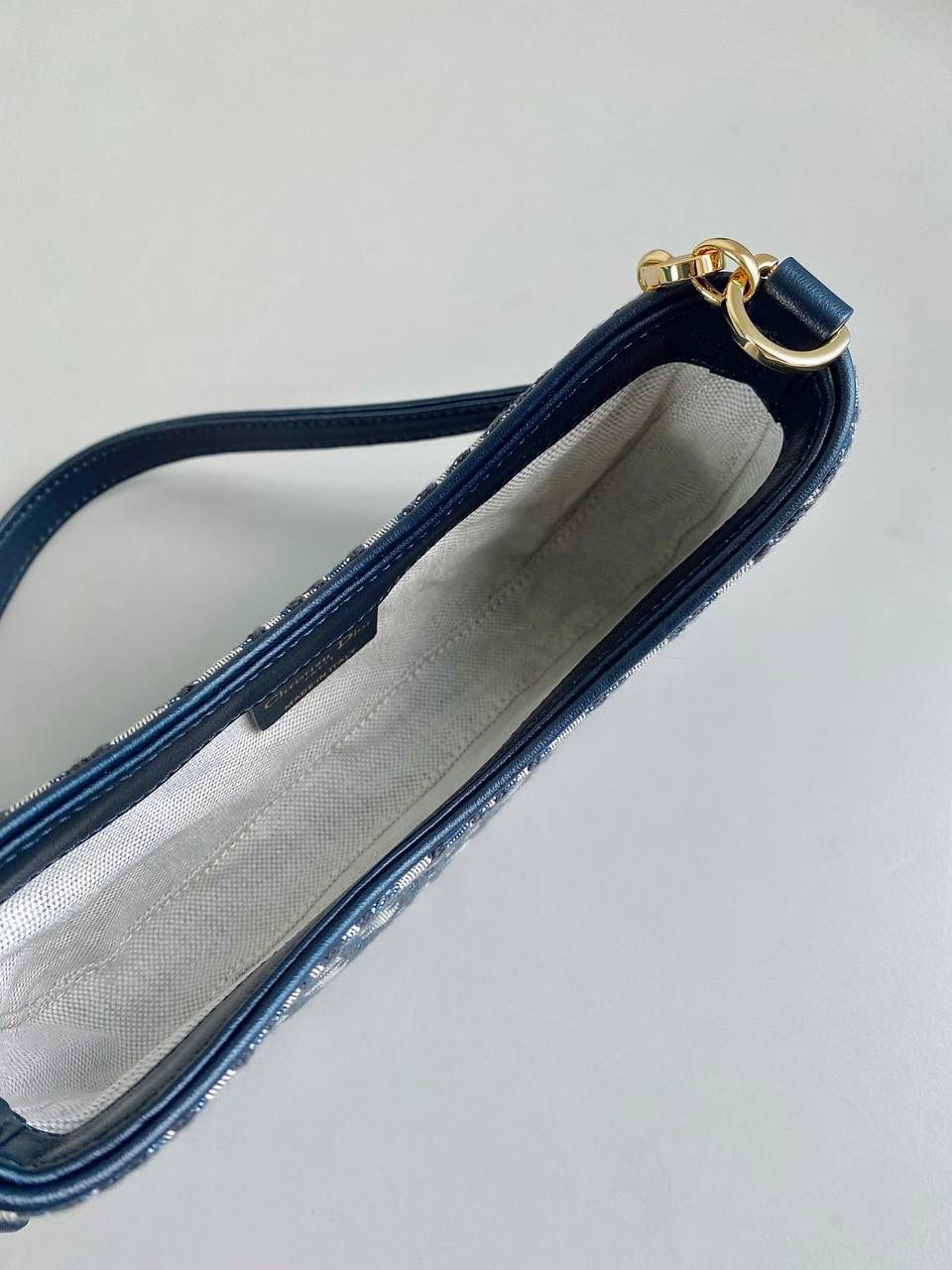 🈶老花蓝，三合一 𝗗𝗜𝗢𝗥 𝗛𝗼𝗯𝗼 𝗔𝘃𝗲𝗻𝘂𝗲腋下包 不得不说老花➕三合一➕腋下 简直绝美组合，这只肯定物超所值 两个卡夹可拆卸，日常单用都很惊喜 一个全皮配有小拉链，内袋有卡位 一个老花配有按扣，安全性都考虑到了 无论日常约会或上班通勤，我给满分！ 主打的颜值与实用并存！女生们冲冲冲 谁不爱这么轻巧精致的腋下包啊~~ 21×13×5cm，#6525m