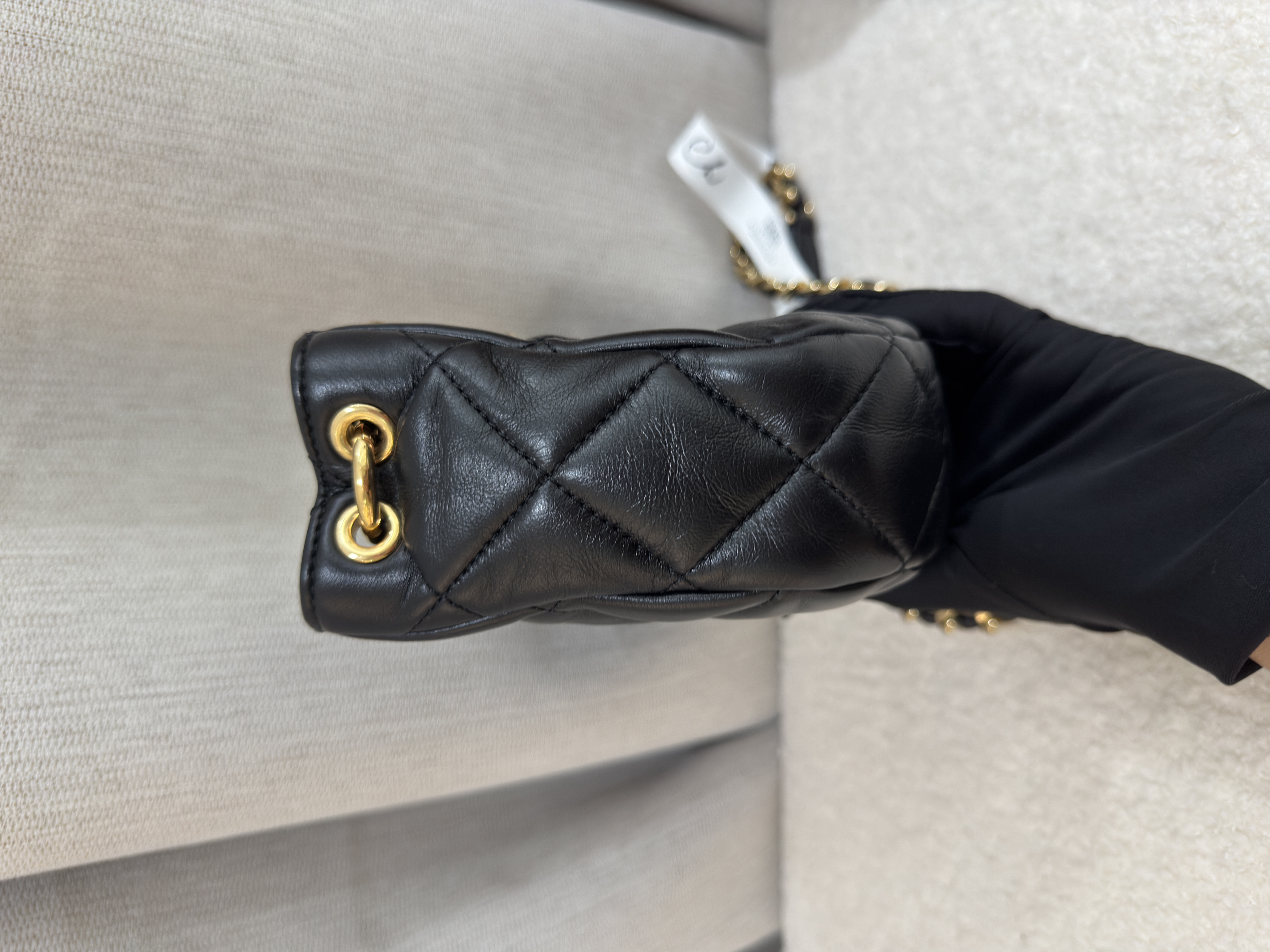 Pre-Owned CHANEL 22B Small Hobo Bag / Product Code : 26021607