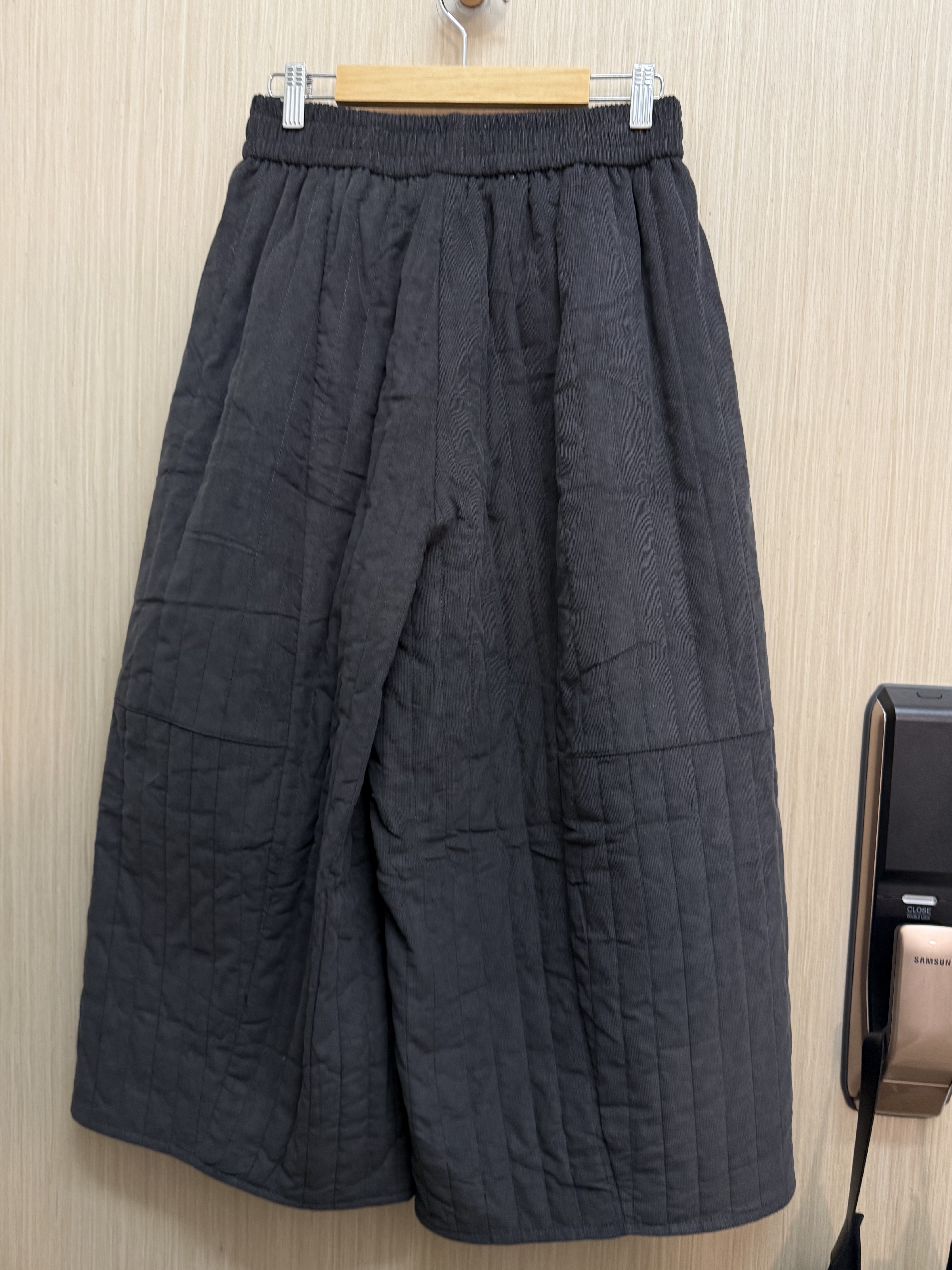 薄燈芯絨直紋裙褲