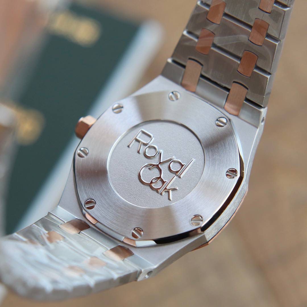 🚀原单AUDEMARS PIGUET爱彼 皇家橡树系列67女士石英腕表 独家原版拆解开模 所有配件均可原版互换使用，搭载原装瑞士F04111石英机芯。走时精准！全程CNC打磨，多次校对调整版型，棱角分明。表壳直径33MM,多边形状表圈与表壳精密相合，表圈以六边形螺丝栓固定在表壳上（圈口镶嵌精美施华洛世奇钻，璀璨夺目）表带链节精致规整，链节经过上百次细致的打磨处理，呈现出完美的纹理。折叠式表扣开合简单，佩戴方便。腕表表耳处呈弯折状，可以保证腕表与腕部更加贴合。表盘镌刻“Grande Tapisserie”大方格纹装饰，搭配荧光立体时标和皇家橡树指针，宽大的指针和时标让读时简单清晰。三点位置日期显示窗口，以阿拉伯数字显示。腕表为密闭表底，表底上镌刻皇家橡树系列的英文名称“Royal Oak”字样✨🔥