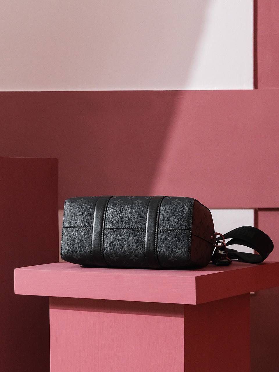 特级𝐊𝐞𝐞𝐩𝐚𝐥𝐥 𝐂𝐢𝐭𝐲👜✨ ▪️尺寸：27*17*13cm▪️ 𝕂𝕖𝕖𝕡𝕒𝕝𝕝系列一直是潮男们的最爱， 同时也是潮男们日常使用最高频率的包包🔥 尤其是黑老花色，低调又帅气十足， 男女皆可，凹造型神器！ 容纳量满足于日常使用，兼顾实用和美观，简直妥妥的无死角的设计，又酷又飒的颜值！