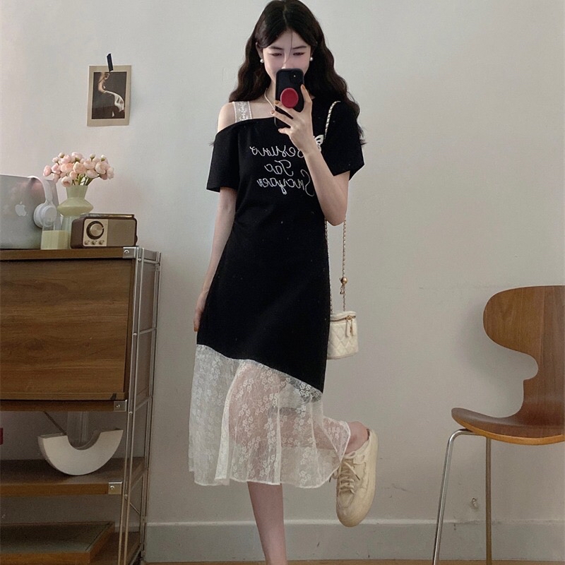 B65(6677) 韩系斜领单蕾丝吊带烫钻字母拼接下摆蕾丝透黑连身裙