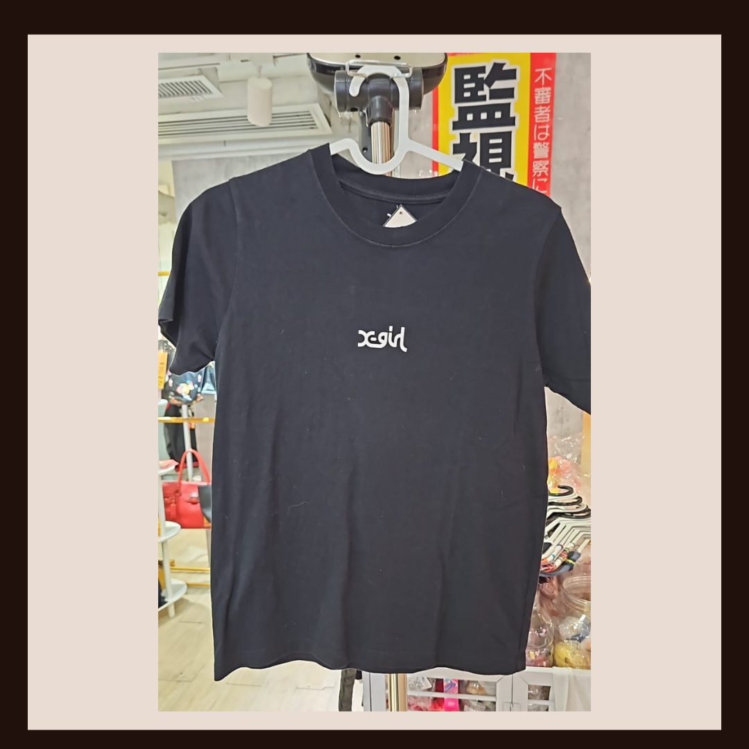 🖤 原宿街頭魂：X-girl 經典草寫 Logo 短袖 T-shirt 