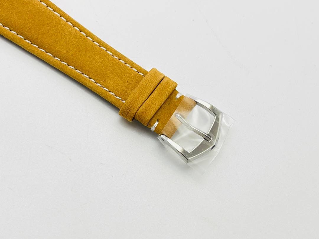 市场最高版本 百达.翡丽Calatrava系列Ref.5226G-001腕表！ 1⃣️表壳：百达Calatrava系列表款便因其圆润流畅的表壳形状享有盛名。百达.翡丽以这一特点为墓础重新设计该表款，在表壳侧缘雕饰巴黎钉纹。 2⃣️设计师还开发出一种特殊表壳结构，令表耳与表壳底盖融为一体，从而使巴黎钉纹全面覆盖表壳侧边。 3⃣️根据原装开模，壳套设计贴合原装！ 4⃣️字面：炭灰色表盘流露复古韵味，边缘呈黑色渐变效果，其微妙粒纹令人联想起古董相机外壳。 5⃣️表盘搭配覆米色荧光涂层的白金立体字块，以及低调内敛的"轨道式"秒钟刻度。 6⃣️白金针筒型时针及分针覆米色荧光涂层。3字位位置设有日期视窗，采用米色字块！ 7⃣️搭配黑色背景机芯：采用进口9015为基础机芯并加以改装升级！机芯夹板桥经倒角，边缘作细意打磨，大小夹板饰以鱼鳞纹、日内瓦波纹，夹板表面有包金雕刻，螺丝凹槽经打磨和倒角，所有细节尽善尽美，同时印有百达翡丽经典双P印记！ 8⃣️表带：全新Ref.5226G-001 表款有两款可互换表带，一款为米色绒面小牛皮，另一款为黑色小牛皮，饰有压花纹理图案和米色缝线。两款表带均搭配白金针扣，同时配备快拆生耳，让更换表带操作更加便捷！