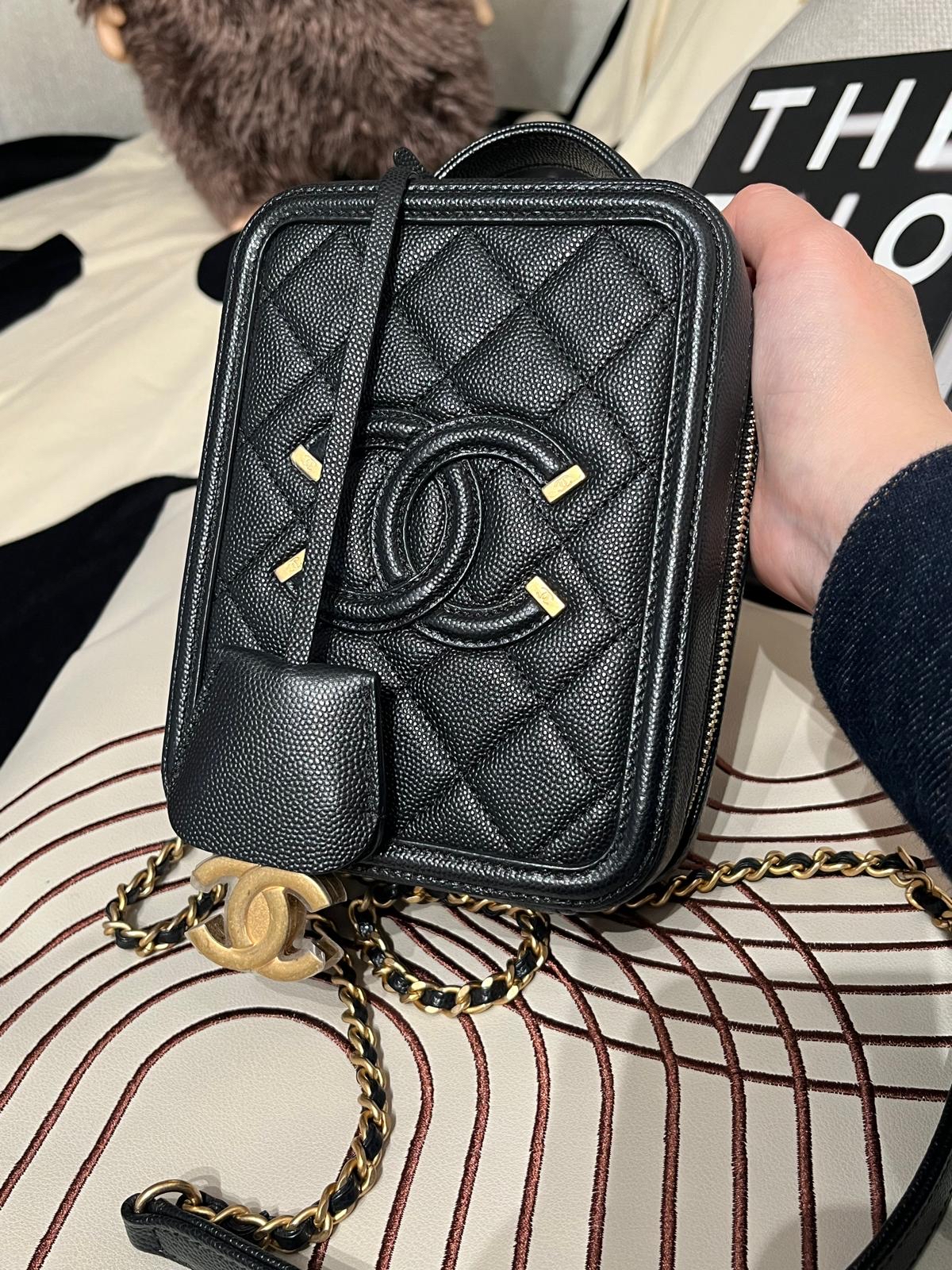Chanel Vertical cc filigree vanity with chain 黑色牛皮金鏈 100%Authentic ,98%new ✅香港專門店收據 ✅CARD✅dust bag 