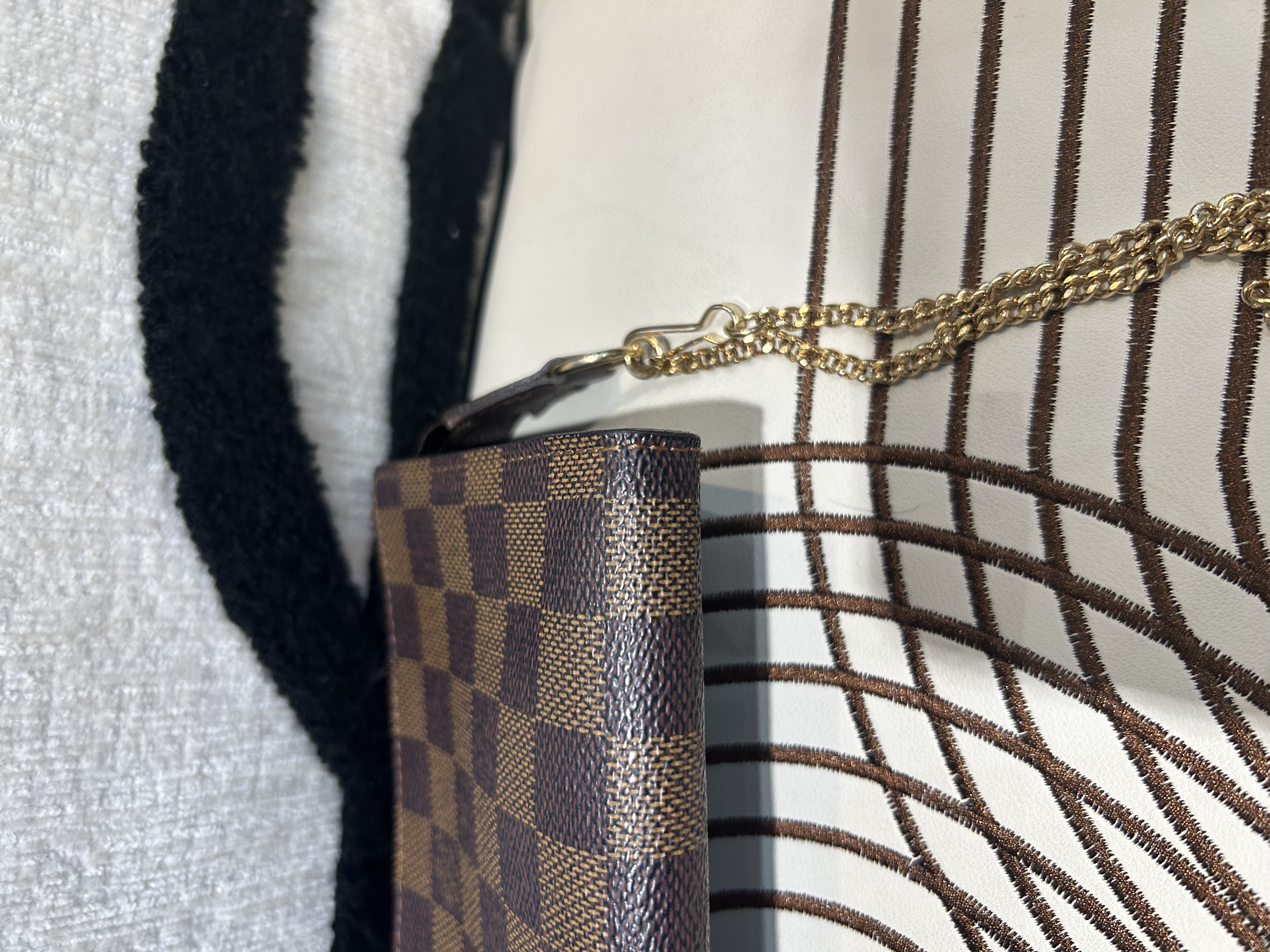 LV Pochette Damier 100%Authentic, 95%new
