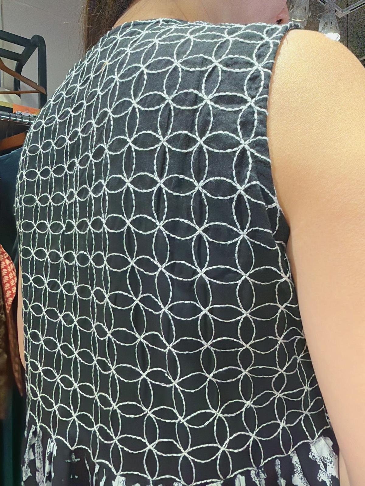 2190 Black & White V-Neck Sleeveless OP 47"