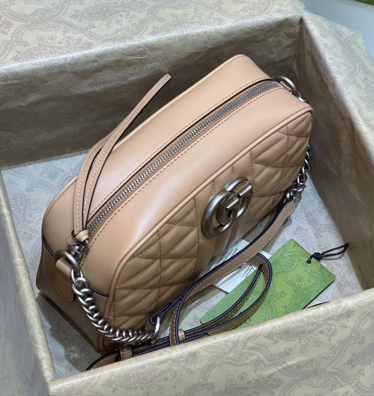 ✈️✈️✈️ 🔥𝐌𝐚𝐫𝐦𝐨𝐧𝐭菱格原厂皮# ▫️型号447632 ▫️尺寸 24*14*8cm 全新经典款相机包 ，整个包身下血本都用了原厂牛皮❗️最基础的包型.立体棱格绣花在灯光下让整个包活跃了起来，肩带可调节上身太好驾驭 不挑身高，也是全球打人必备的百搭单品！778590