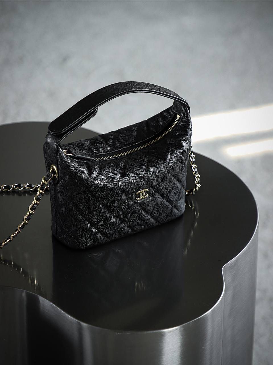 25C飯盒包鑒定版👜 一包一碼 支持全球鑒定查驗身份證原廠專G Haas皮料過關清單資料可査詢 手提飯盒包是這季25C的早春爆款 很實用日常的一隻包 爆款是有原因滴 因為好看又能裝 少見的鏈條居然還能拆卸，還可以肩背或者手拿。 五金：厚镀14k五金 皮料：Hass中球小牛皮 尺寸：21.5*19*6cm