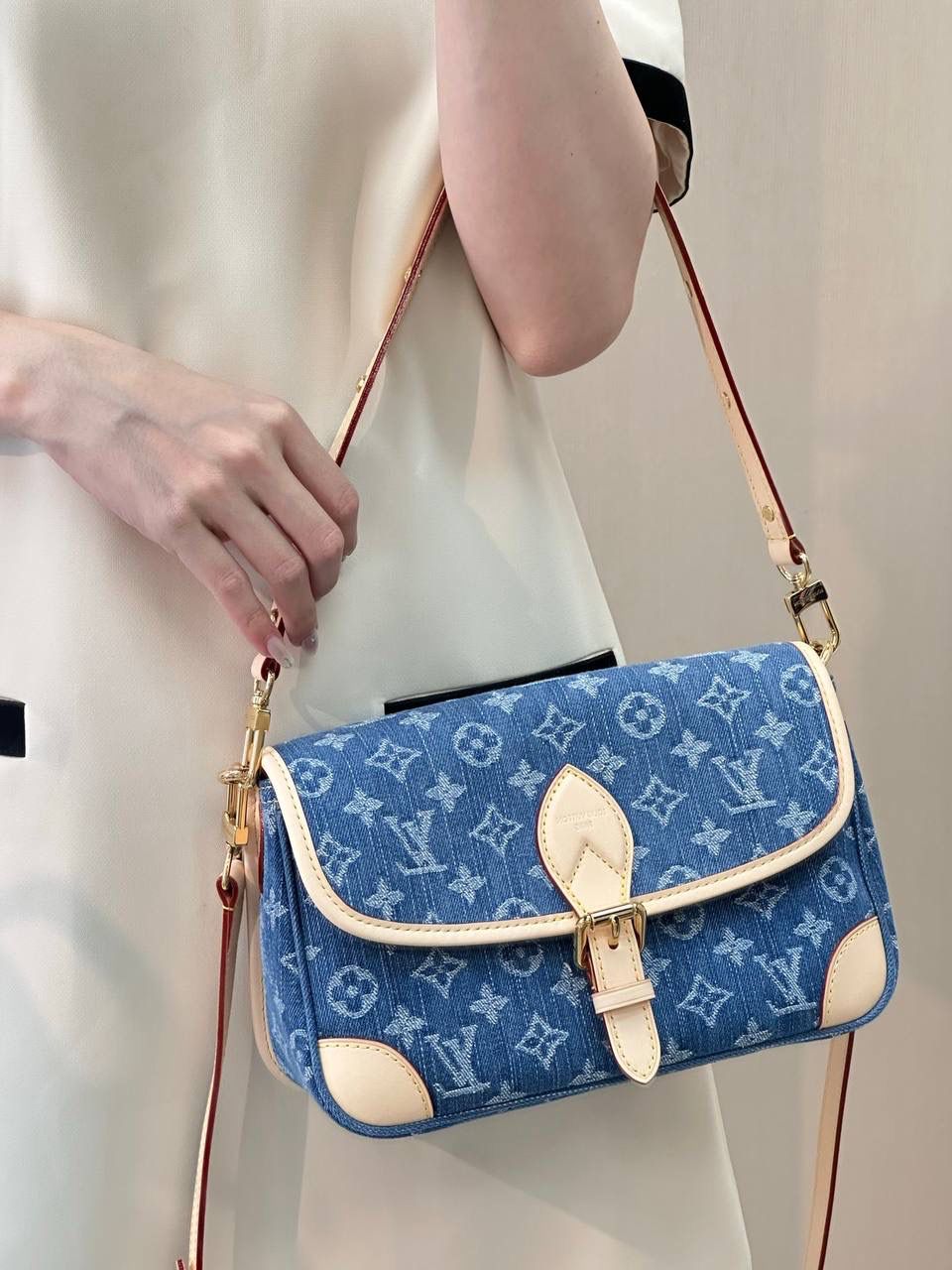 路易威登家超火的Diane法棍包👜✨ 最近换新皮肤了，牛仔丹宁的配色，太美太喜欢了～ 丹宁牛仔的材质超级轻便超级好凹造型，浅色牛仔搭配进口变色皮看起来特别舒服 上身高级感拉满！太好看了～果然能打败1V的，只有1V自己 Diane有多火就不用多说了，没想到今年居然乘胜追击，这款在还在预售的时候，已经被很多女生盯上了！丹宁帆布提花材质还是很绝的😍💕 尺寸：24 x 15 x 9cm