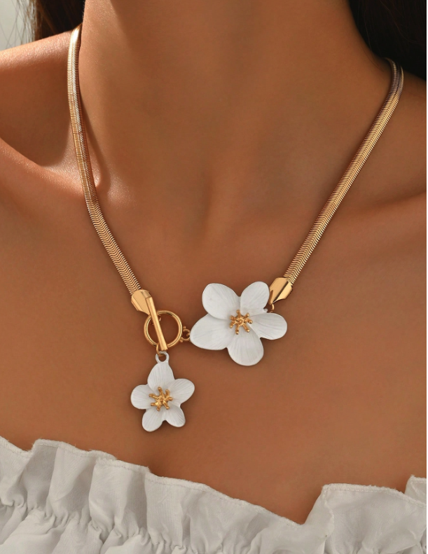 Chain Necklace with White Blossom