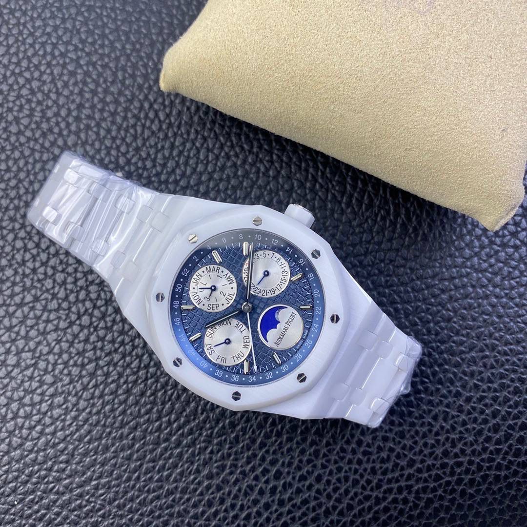 改装款 针位ZP一致 AP26579白陶瓷，皇家橡树系列在“Grande Tapisserie”大格纹装饰表盘上，日期、星期、月份、月相，和四个眼睛的位置与原装同步，并以真实的月球图像显示天文精确月相，形成鲜明对比，直径41mm，复刻一体机5134自动上链机芯，厚度10.5mm（区别市面普通版本14mm ）所有功能真实可用，更薄 更像 ！