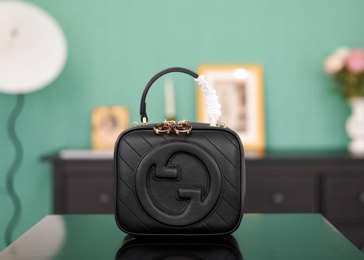 🥯Gucci Blondie系列手提包 克色17cm 正品售价¥17.000 独家原厂皮发售 限量级别 可爱的方正形小包 ，超级适合夏日穿搭 包身非常轻便，小身材大容量 配有长肩带，可以手提可以肩背 官方款号 744434 尺寸：17x15x9cm