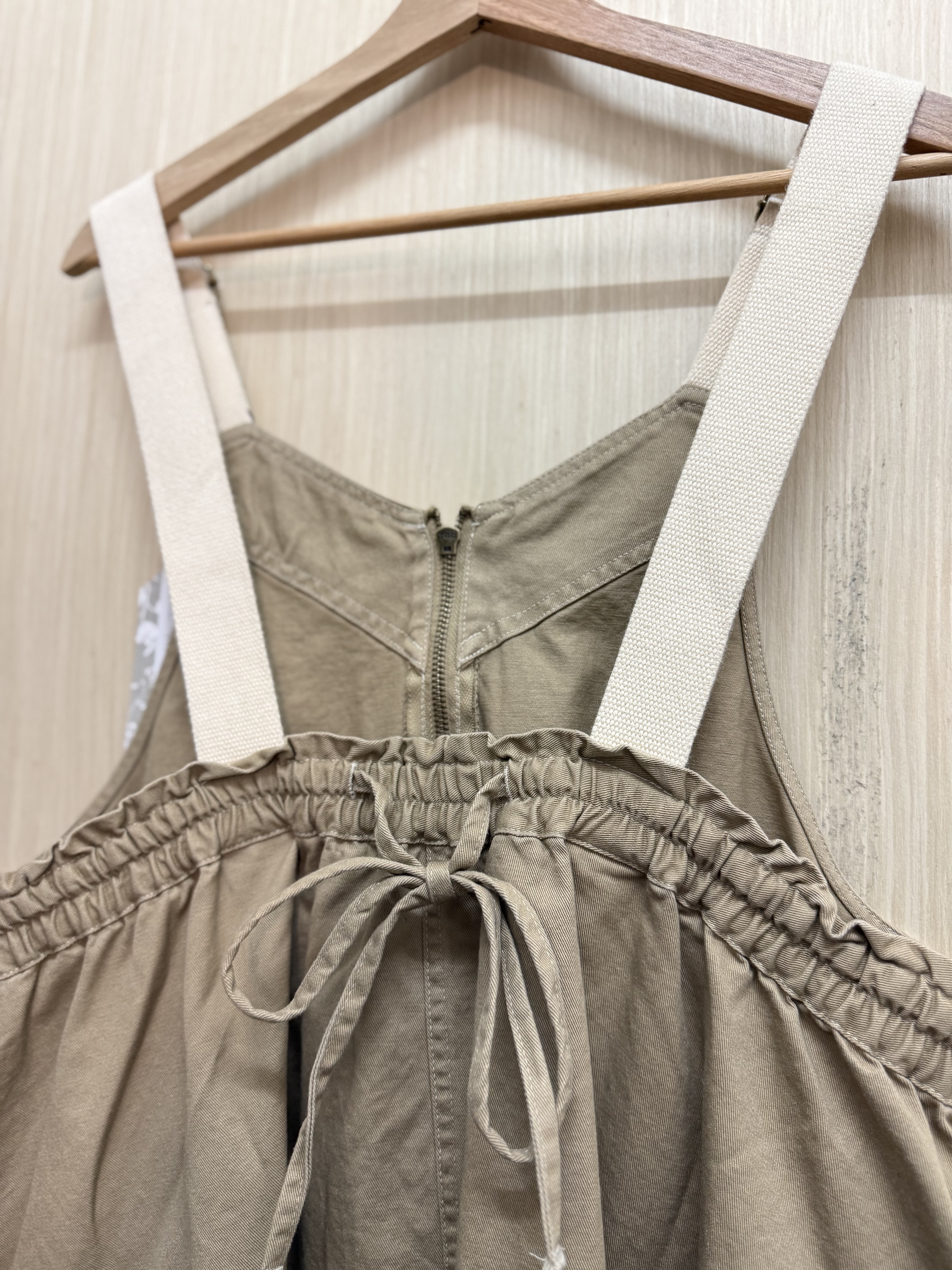 撞色肩帶工人裙(卡其𝐱米白)