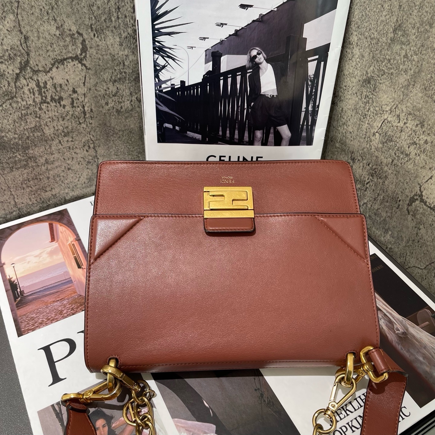 【預訂貨品】Fendi 豆沙色油蠟皮復古郵差包