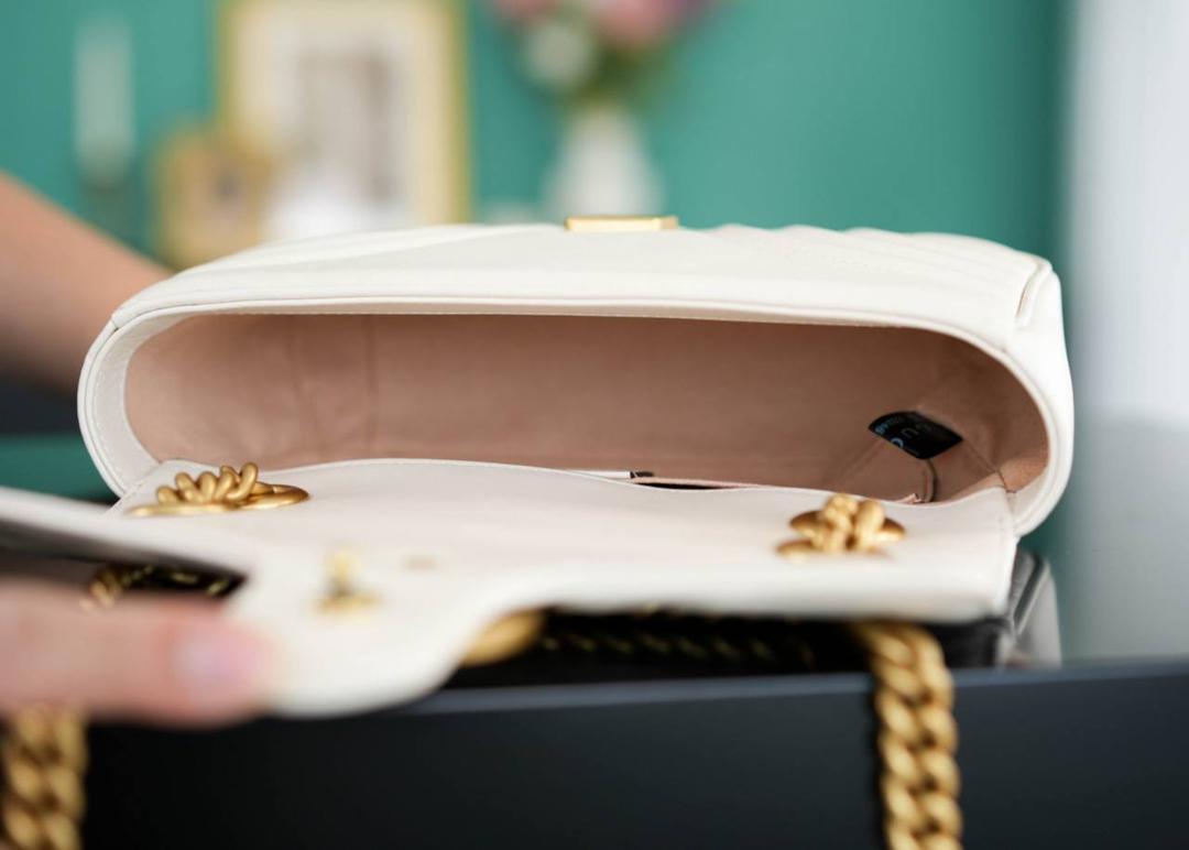 👜Marmont系列肩背包经典款 白色 22cm💕 （原厂皮 全铜五金） 正品售价¥18.000 独家原厂皮发售 限量级别 GG招牌款，镇店之宝 白色真的超级温柔又高级！ 原厂牛皮搭配经典的双G扣，复古做旧风格 背上就有白富美即视感， 属于所有人都能驾驭的颜色 官方款号 446744 尺寸小号：22x13x6cm 尺寸大号：26x15x7cm