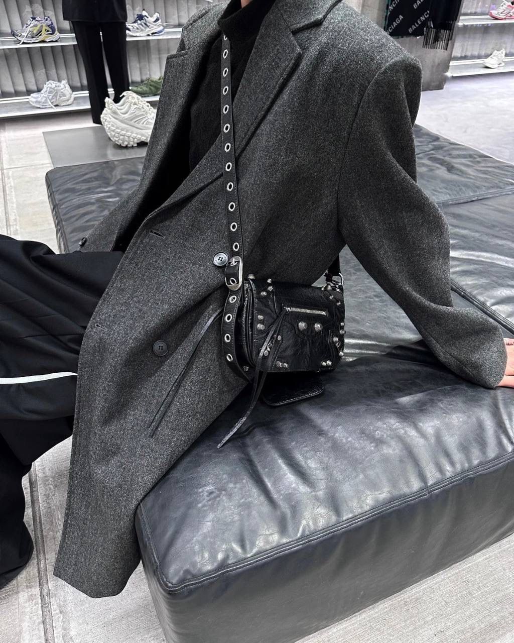 ba1enciaga le cagole机车翻盖包👜❤️‍🩹 现在的男生打扮得越来越年轻时髦 这种时髦的男包简直像珍宝一样难得 他们家真的太懂现在的潮男潮女的需求了 这只翻盖的感觉更特别！ 而且用起来更方便，打开盖子就行 包身上吊着的卡包和耳机包 砖柜单独买一个都要k➕！！ 省大钱了！ 咱家的油蜡皮爆裂感老客都知道的 纹路必须狠狠的"裂"开来 那种平滑的便宜的不对版皮请靠边～ ZP开发⚠️所有细节一致 24×14×5cm719082m