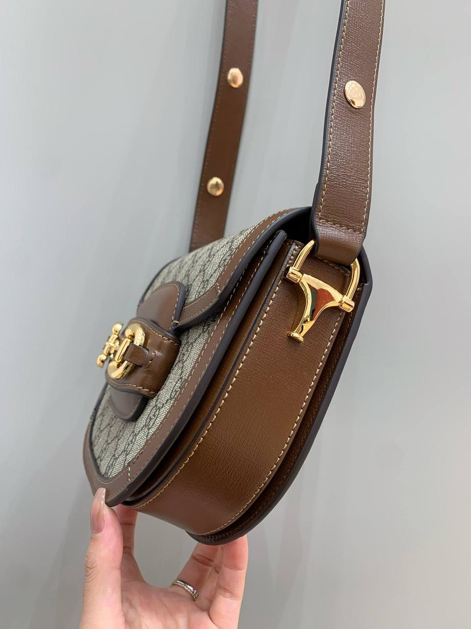 新背景实拍正品级 。Gucc1 horsebit半圆迷你马鞍包 （纯铜五金原厂皮） 这个小可爱是真的可爱，小小乖巧的一个 经典的设计加上配色，不管你是潮流的运动女孩👧 还是睿智的职场精英，又或者是优雅的气质女性 这款都是你完美生活中的一款适合的穿搭单品 经典百搭 实用而又不失个性时尚 1955系列寓意马到成功 来掌握自己的人生方向吧！ 型号760191；尺寸17/18.5/7.5cm