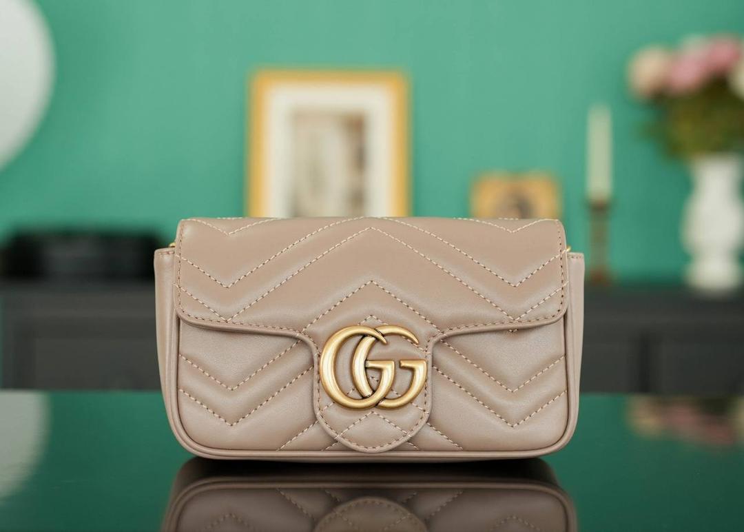 👜Marmont系列肩背包经典款 奶茶色 mini16.5cm💕 （原厂皮 全铜五金） 正品售价,500 GG家的招牌款 原厂牛皮搭配经典的双G扣，复古做旧风格 一只超可爱的小马蒙~喜欢小包入它准没错 官方款号 476433 尺寸小号：21x12x5cm 尺寸迷你：16.5x10x5cm