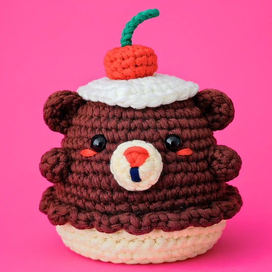 📦訂購 美國代購 Mini Crafts Hazel The Chocolate Cupbear Crochet Kit DIY 榛果巧克力杯熊鉤針編織裝飾套裝 