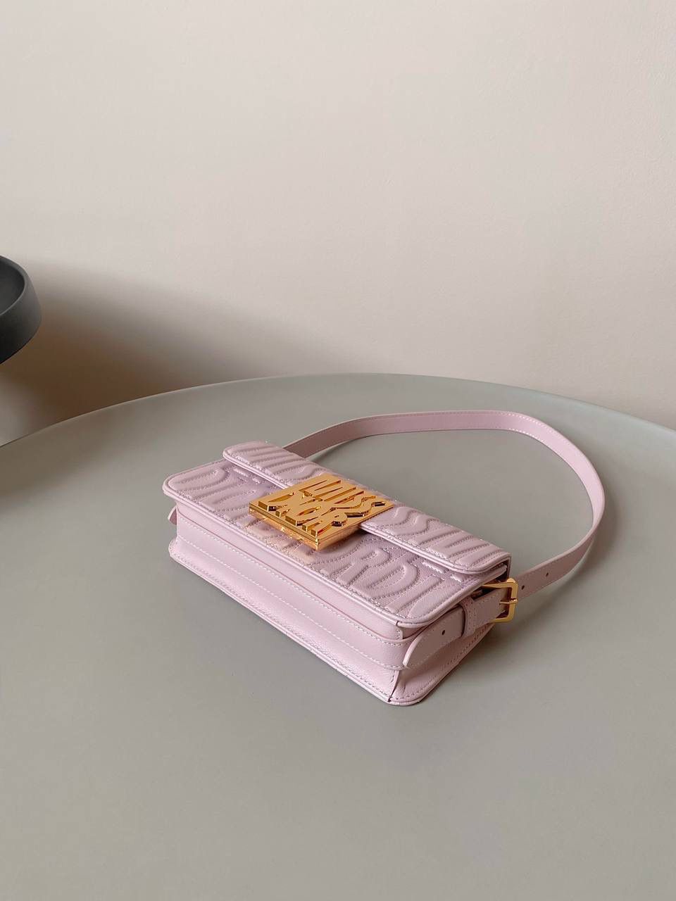 🈶淡粉色 𝐌𝐢𝐬𝐬 𝐃𝐢𝐨𝐫腋下包 哇！实物是超预期的 从五金到皮质都非常奢华，很好看 牛皮的材质有型又耐久， 立体的字母手感彰显个性！ 空间，日常通勤或约会都很不错哦 大小刚好，腋下背气质又时髦 22×11×6cm #3410m