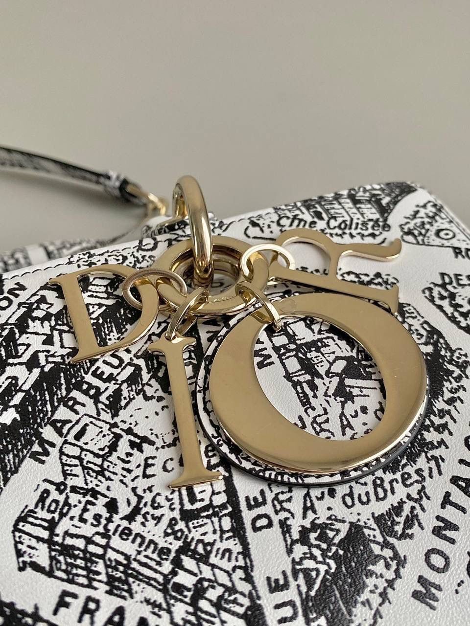 巴黎地图中号🩶🩶 𝗗𝗶𝗼𝗿 𝗗-𝗝𝗼𝘆 𝗯𝗮𝗴涂鸦款，新色 把巴黎地图以涂鸦艺术印花在整个包身也是绝了 黑白色调干净利落，复古又神秘的法式浪漫 长方包形，短链条➕细长肩带直接封神！！😍💕 复古时髦感超强，真是什么场合都可以把住 绝对是lady中的天花板了，强势出圈啦姐妹们 26 x 13.5 x 5cm