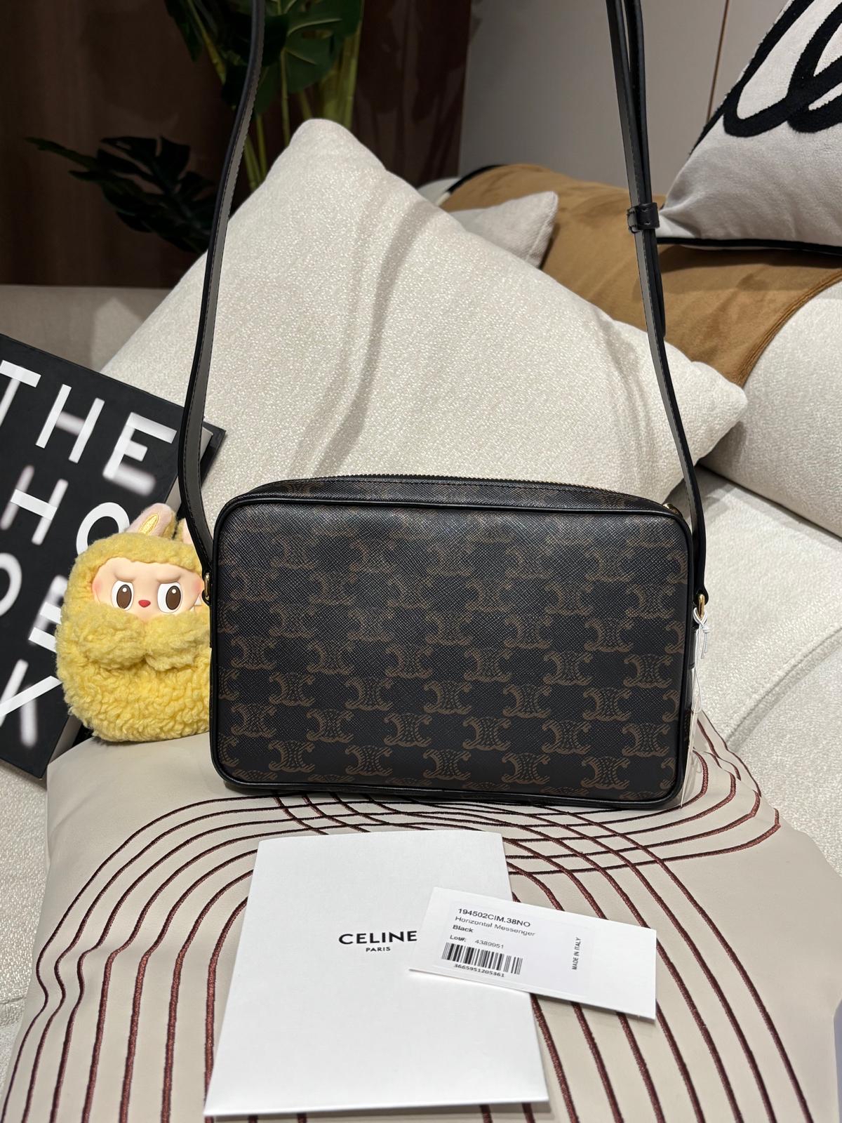  全新 CELINE標誌印花中號郵差包crossbody bag 100%Authentic , 全新未使用品 ✅專門店收據✅booklet✅dust bag