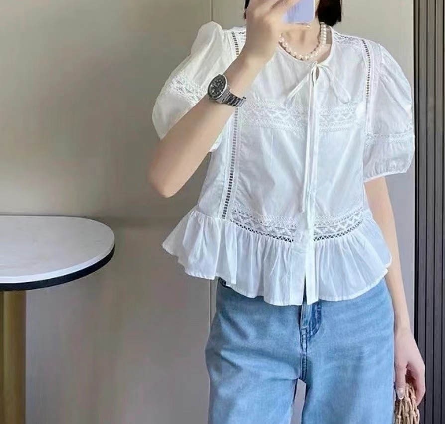 French-Inspired Cotton Blouse with Lace and Tie Detail ‖ 法式蕾丝拼接系带棉质上衣 KR01871151