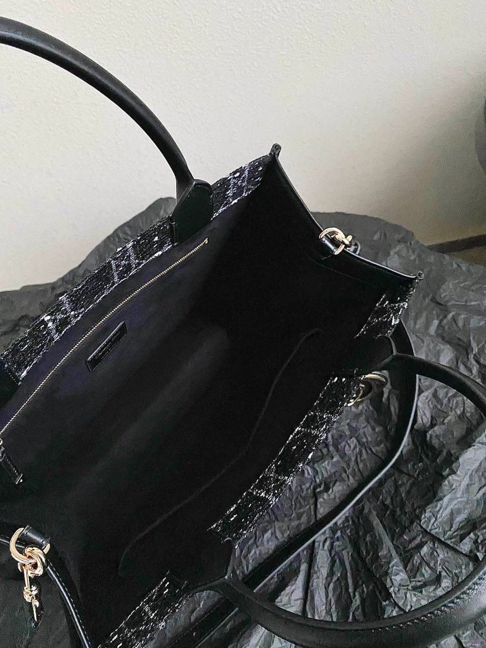 🈶粗花呢中号 𝗗𝗜𝗢𝗥 𝗯𝗼𝗼𝗸 𝘁𝗼𝘁𝗲24早春 去年12月入的原版开发面料 历经万苦反复调试好多遍，终于等到 工序繁琐多股线绣黑白粗花呢藤格纹理 真是一分钱一分货了，高成本低利润💰🥹 带着十分的诚意开发的这系列 那种低调高贵气质就很抓人，喜欢死了 我个人觉得比小香的花呢更年轻化 金色字母吊饰点缀恰到好处啊 也越来越多人爱背大包真正的无性别之分 可以背的大托特，简直不要太棒🤟🏻 36.5×28×17.5