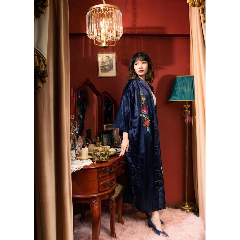 Vintage c.a. 1990s Made in China Hand-Embroidered Silk Bathrobe NEW OLD STOCK- Chrysanthemum