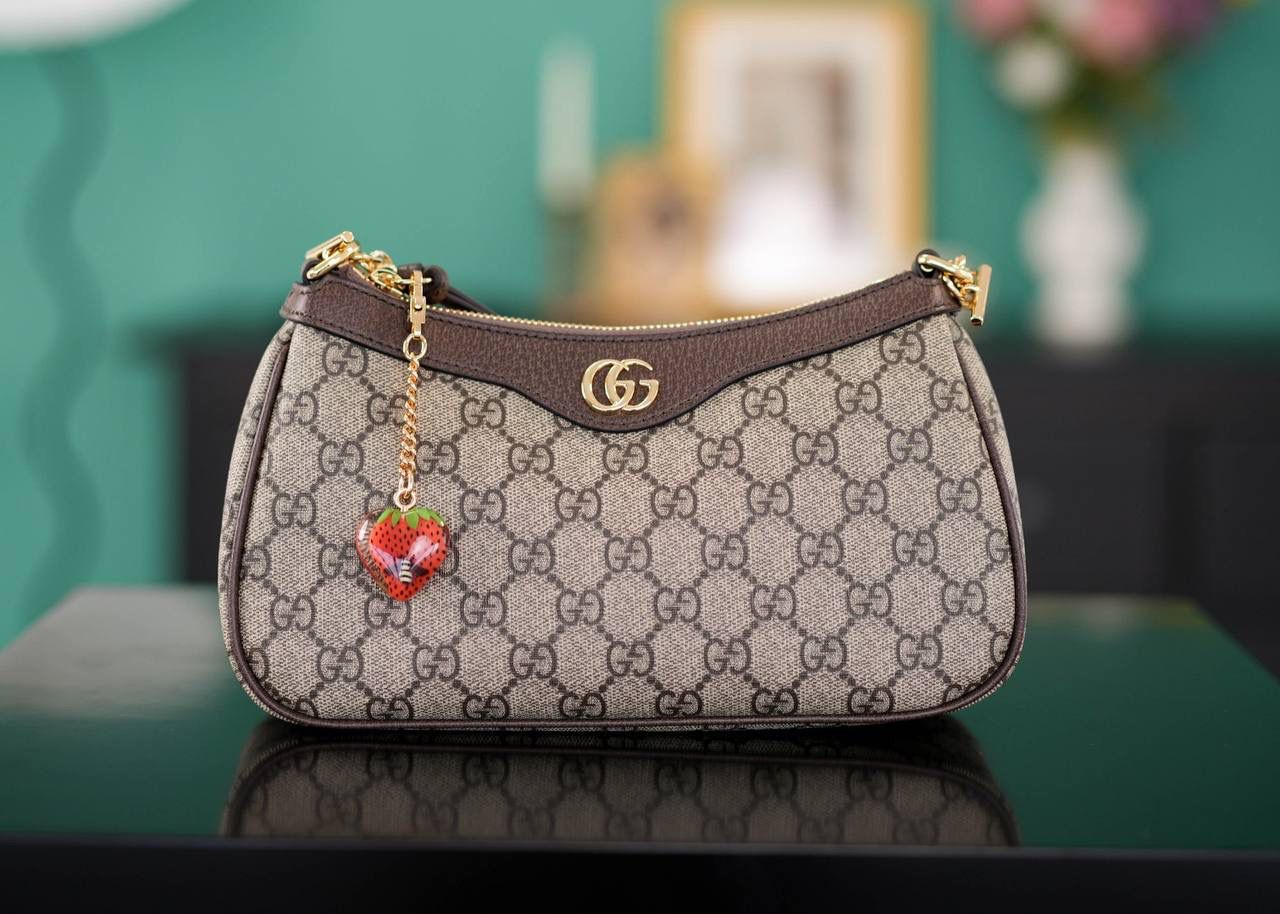 🥯Ophidia系列小号手袋 草莓包棕色 25cm 这款草莓包惊喜感非常强， 经典的元素搭配小巧可爱精致时髦挂饰， 金属链条和经典红绿织带，复古感十足且百搭， 可爱又别致的小草莓是点睛之笔， 整个包包很轻便，特别好背呢~ 官方款号 735132 尺寸：25x15x6cm