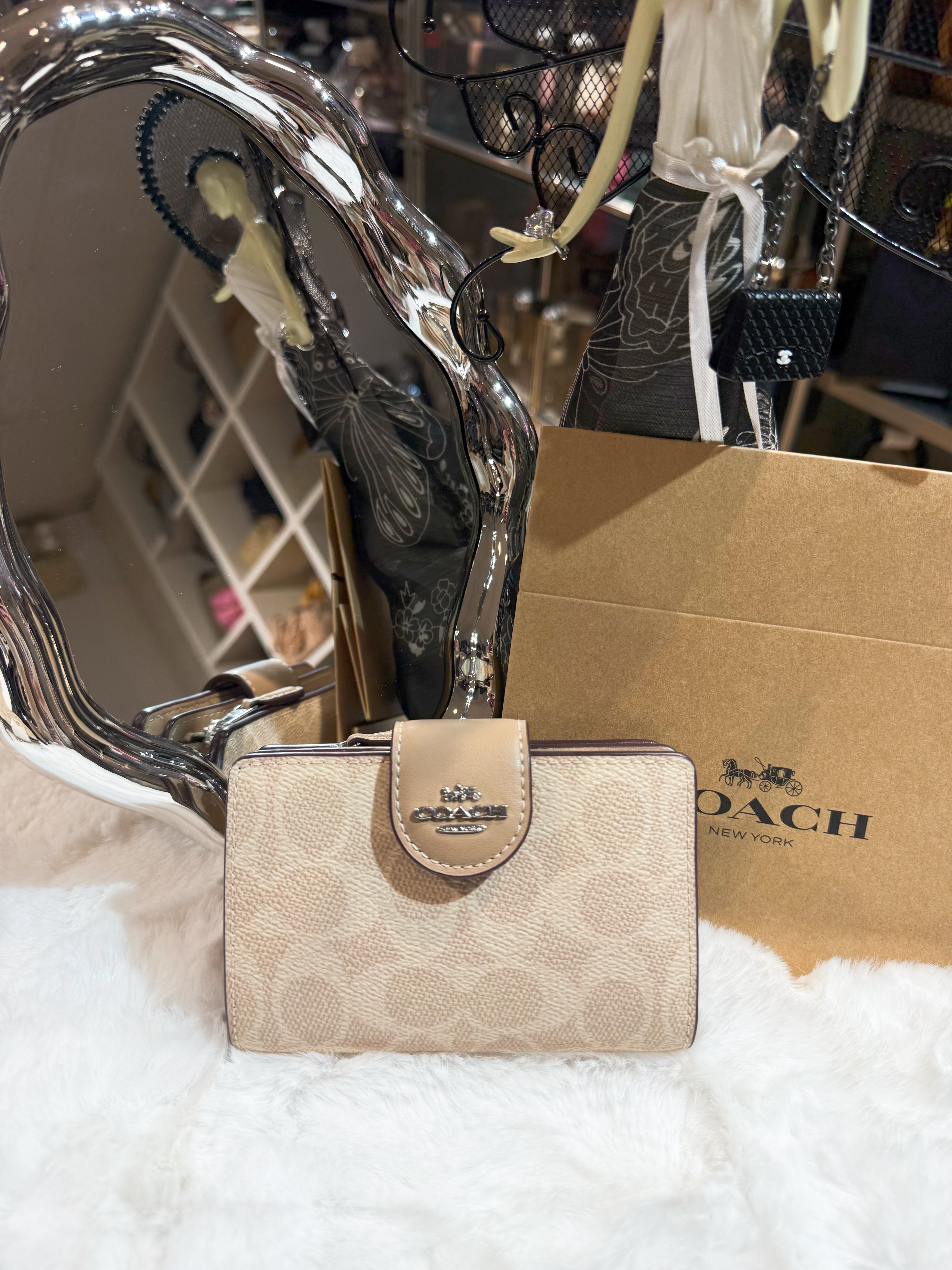 Coach medium wallet beige/m