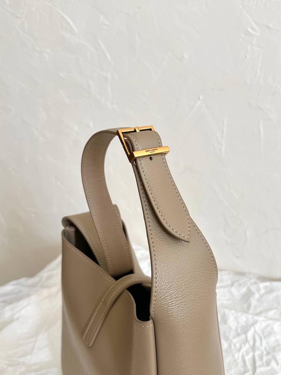 ys1 hobo bag腋下包奶茶色(金扣)🧦 大爆款🔥我和你们说，这只包看着普普通通 但是上身是真的很好看！ 第一次看到他们家有这种慵懒的腋下包 整个包都是柔软的原厂胎牛皮 又轻容量又大，真的很～～好背 这只包的灵魂在于圆滚滚中又有型 市场很多做得太挺括硬朗，那种货打咩啊❌ ZP开发⚠️全套包装哦～ 23×22×8.5cm713938m