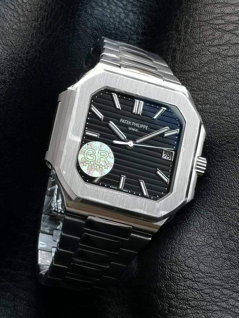 百达翡丽 方形 新系列CUBITUS 5821腕表 亮点特色：1️⃣机芯:搭载定制9015改Cal.26-330 SC一体机，调时不停秒，调时不停秒，摆轮位置均与正品一致，自动上链机芯。2️⃣钢带:316L定制级人体工程学表带，新扣款式。3️⃣表壳:尺寸45毫米厚度仅8.3mm，为表壳对角线长度(即10点位至4点位),因为表壳近似于方形，上下边的宽度会小于这一数值，所以视觉效果并不是很大。 搭配上，5821属于运动风格腕表，日常搭配正装和休闲风格也可以。