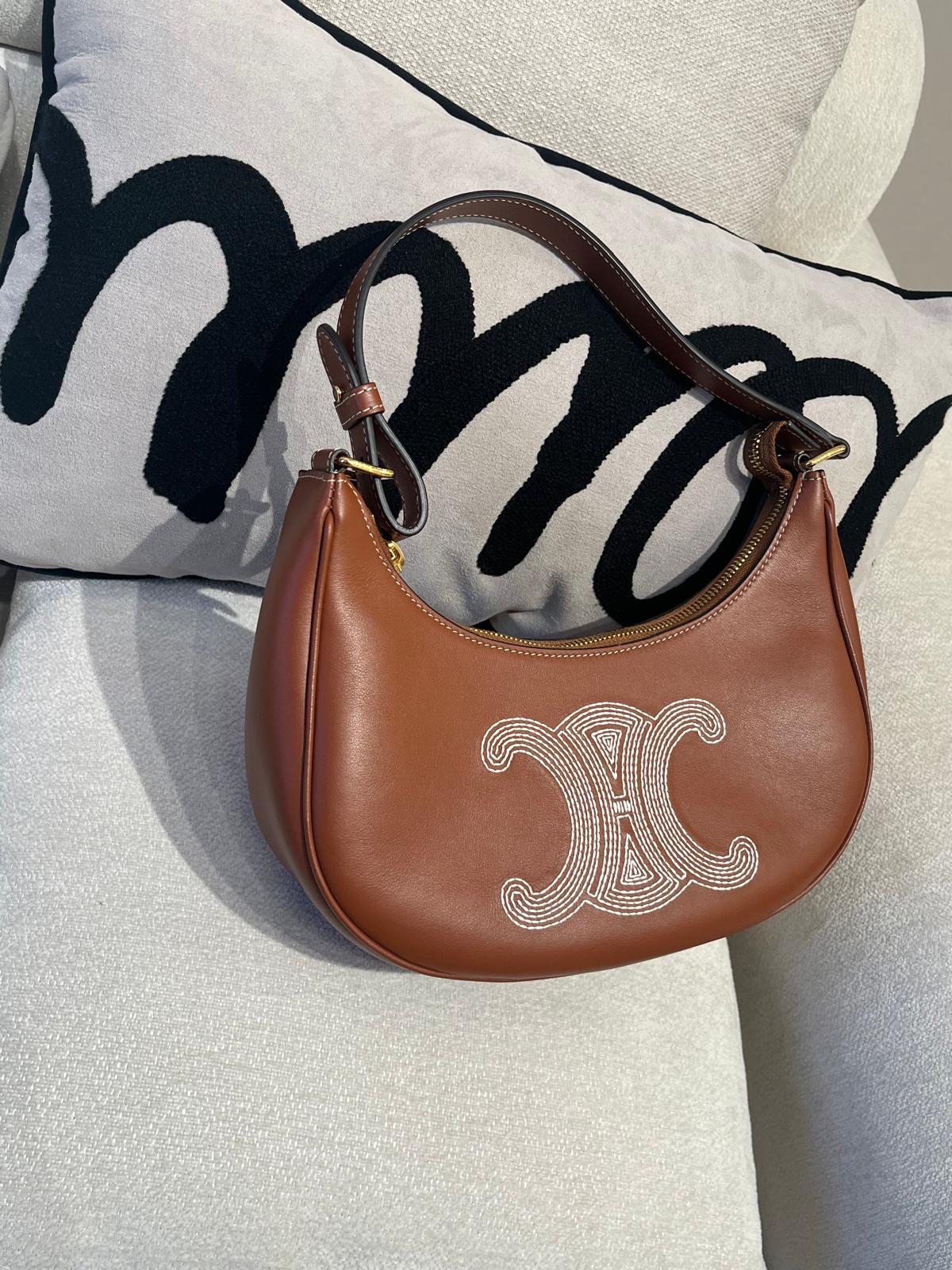 Celine Ava hobo calfskin 凱旋門logo 100%Authentic ,98%new✅dust bag