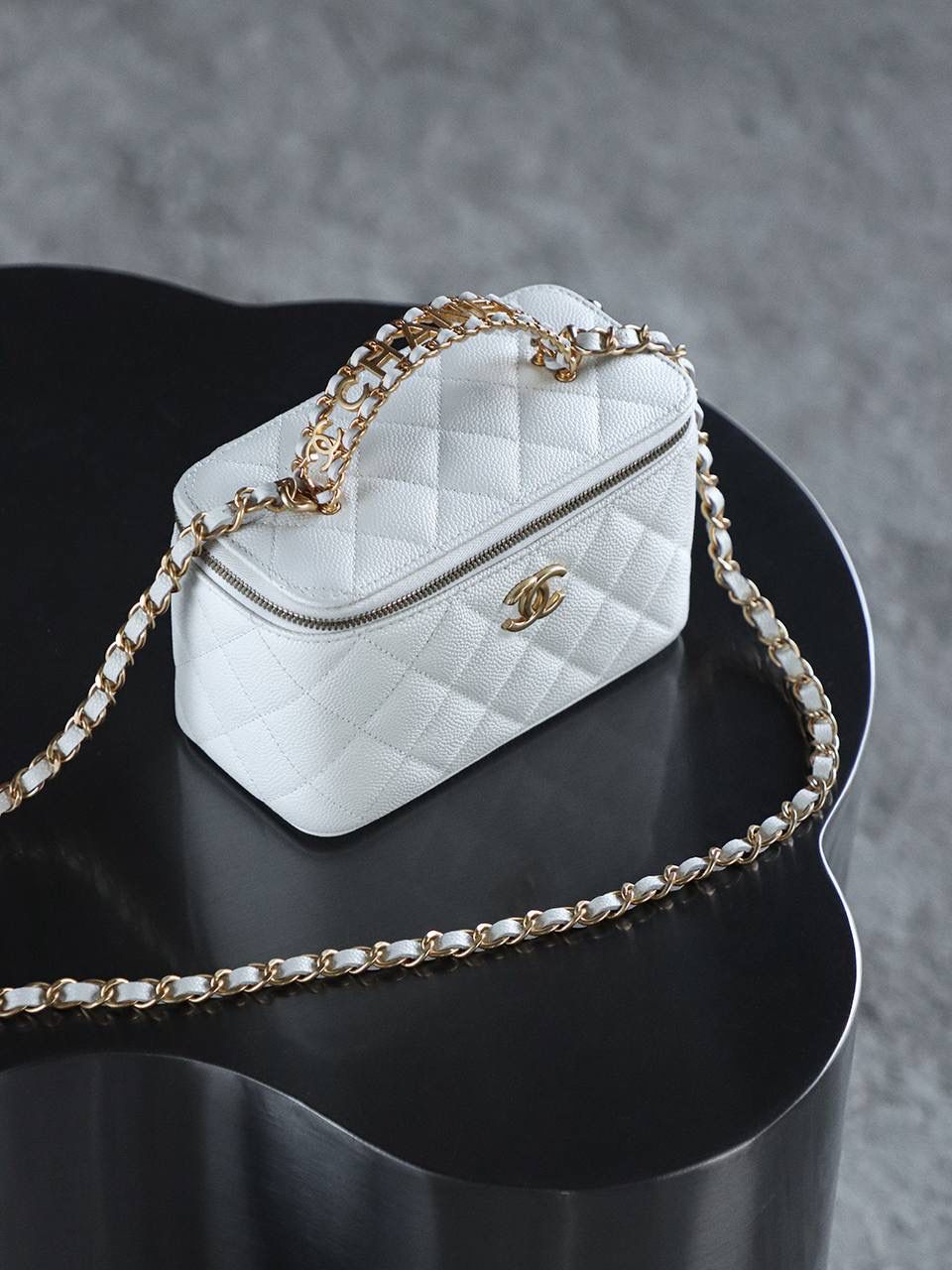 22S鏤空化妝包鑒定版 👜 一包一碼 支持全球鑒定查驗身份證原廠專G Haas皮料過關清單資料可査詢 原來這才是心動的感覺🤍 22S鏤空小盒子的出現，把精緻復古寫在臉上，白金牛簡直是白富美的標配，沒有哪個女生能拒絕帶鏡子的化妝包吧，最大號的手機也能放得下，實用性滿分！ 五金：厚鍍24k復古金 皮料：Haas原廠中球小牛皮 尺寸：16*10*8cm