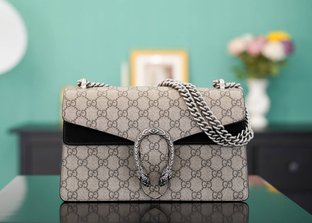 🥯GG Dionysus系列小号手袋酒神 老花黑 28cm GG家入门级小包推荐，酒神里面的经典基础款 经典酒神扣搭配原厂小牛皮 出镜率非常高 简直是穿搭利器 官方款号 476432 尺寸迷你：16.5x10x4cm 尺寸小号：28x17x9cm