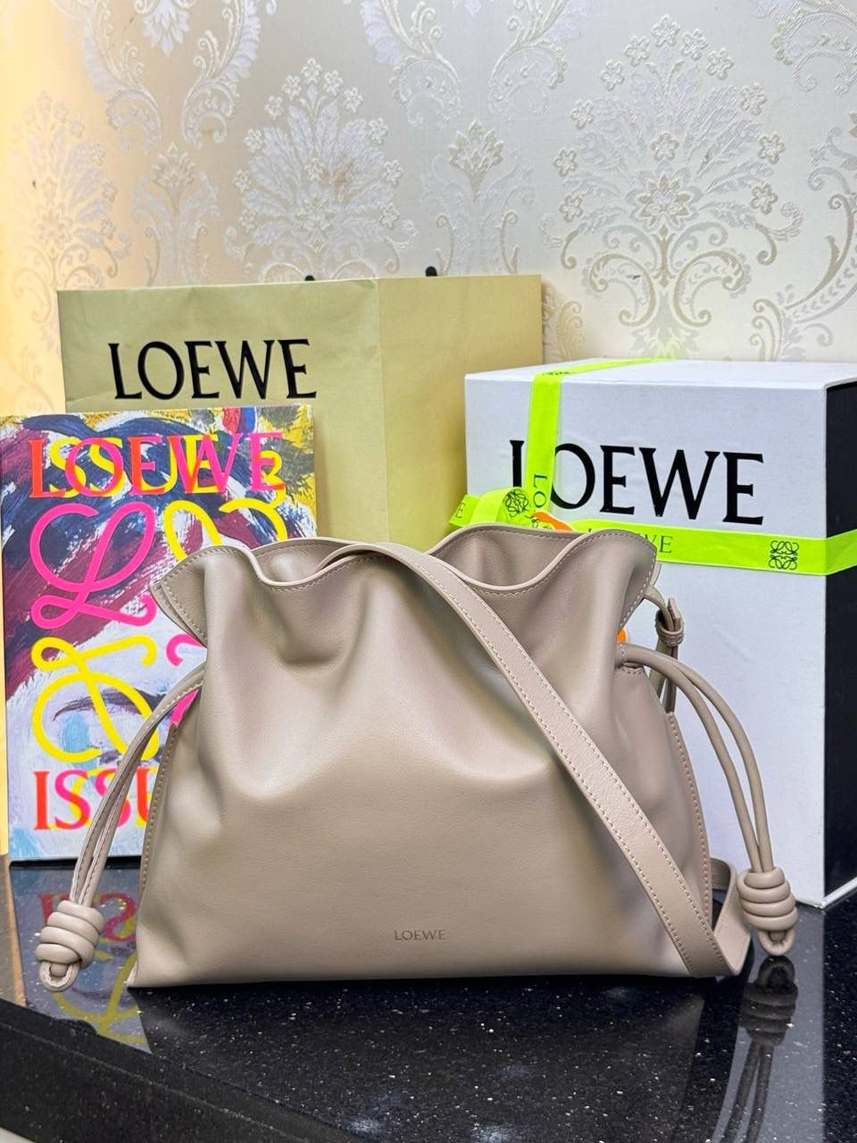 🎈全新升级—中号烫金款𝙁𝙡𝙖𝙢𝙚𝙣𝙘𝙤出货啦✅ ❤️升级版福袋正面新增品牌烫金𝙇𝙤𝙜𝙤代替压印𝙇𝙤𝙜𝙤，肩带加宽同时增加两侧狗扣五金代替原本皮穿扣肩带，精致又便捷🥰 ❤️独家定制皮料五金，小牛皮皮质手感十分柔软且耐用，肩带🉑拆卸🉑调节，多种背法任你选择，容量超大，日常出行必备😍 ❤️独家品控，完全对版细节，全套礼盒🎁包装给你满满的仪式感🥰 中号尺寸：𝟯𝟬-𝟮𝟰.𝟱-𝟭𝟬.𝟱𝗰𝗺 款号：052028 沙色【配全套礼盒】