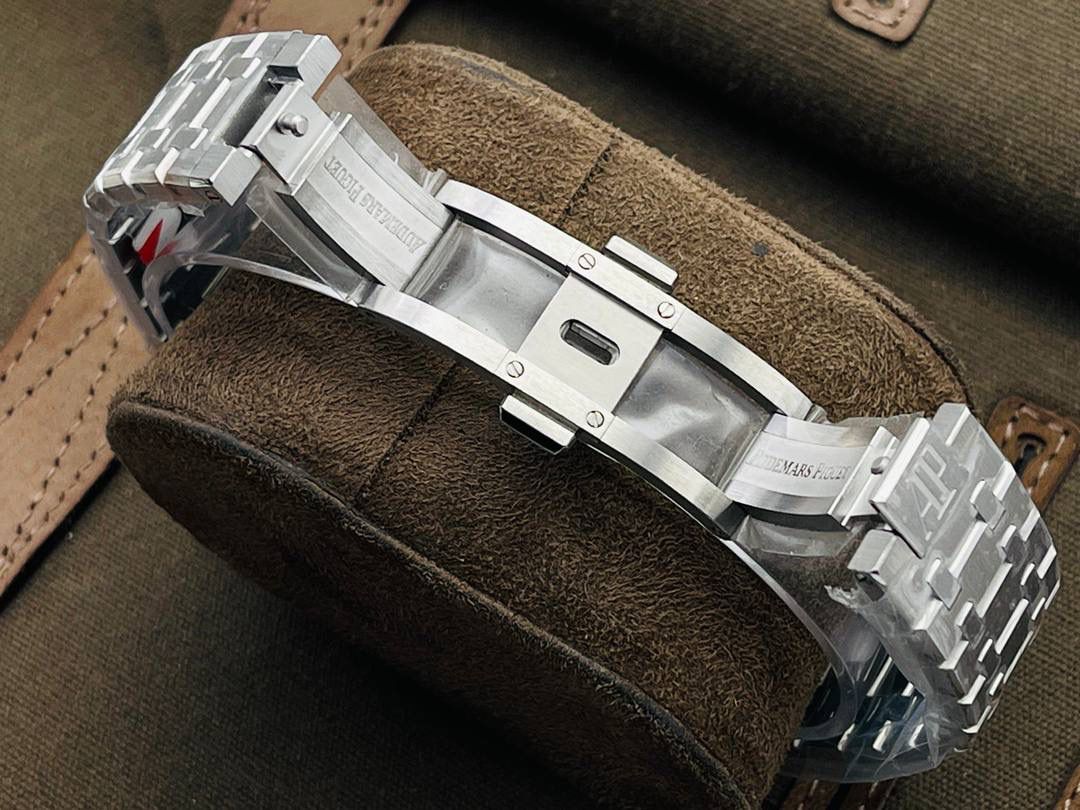 爱彼A P皇家橡树陀飞轮精品腕表 升级细节🔥 1⃣️独家订制Cal.2924机芯，动力储存68小时！ 2⃣️腕表依旧保留的八角形表圈、标志性的六角形螺丝以及经典表带！ 3⃣️皇家橡树系列超薄陀飞轮腕表在经典的“Tapsisserie”格纹上进行再度创新，形成了新的格纹“Tapisserie Evolutive”！熟悉又陌生的表盘格纹装饰带来全新观感，成为这款腕表的点睛之笔。 4⃣️表壳直径为41毫米，厚度为11.2毫米！