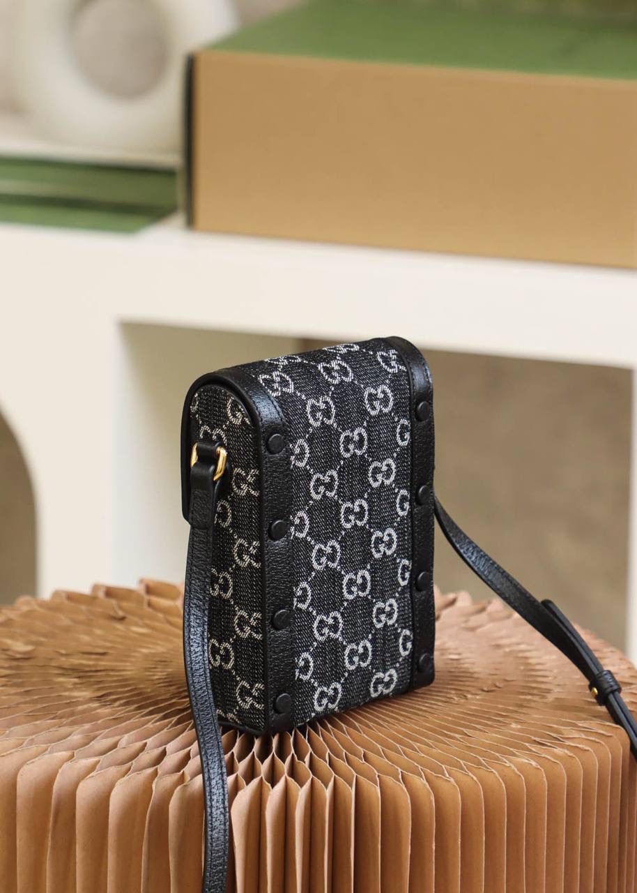 𝟏𝟗𝟓𝟓 𝐃𝐞𝐧𝐢𝐦黑丹宁【全铜版#625615#】 ▪️尺寸：11.5*17*4cm▪️ 马衔扣𝟭𝟵𝟱𝟱手机包之新色酷酷黑丹宁，第一眼看到就被这只酷炫的黑单宁所吸引了，酷炫的黑色百搭，搭配牛仔元素， 实在是又酷又百搭，一眼心动的高颜值，黑色丹宁真的是眼前一亮，背上是酷酷的感觉，酷女孩必备神器，超级百搭帅气！🔥🤟🏻