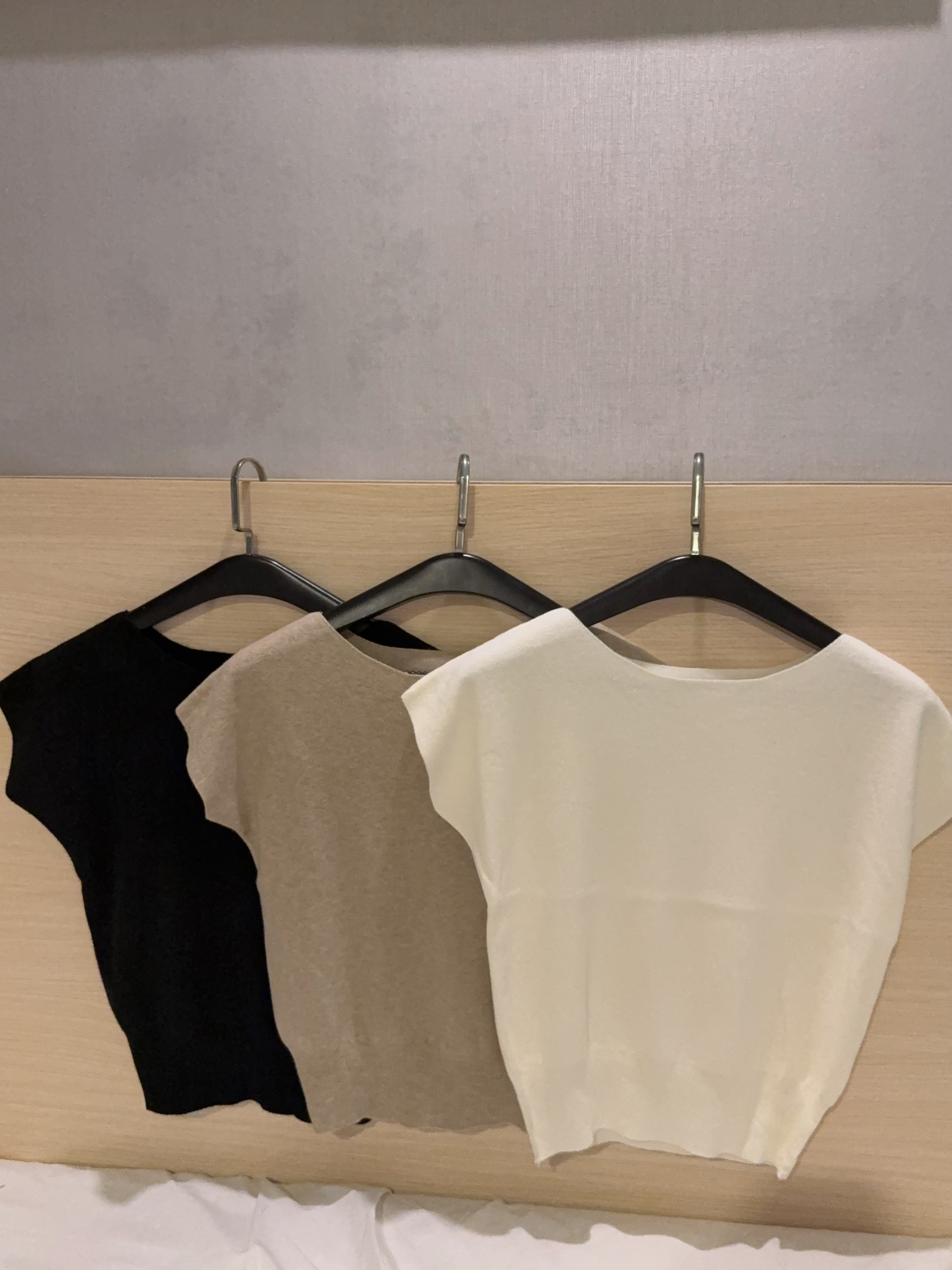 气质露肩羊绒针织上衣R3002