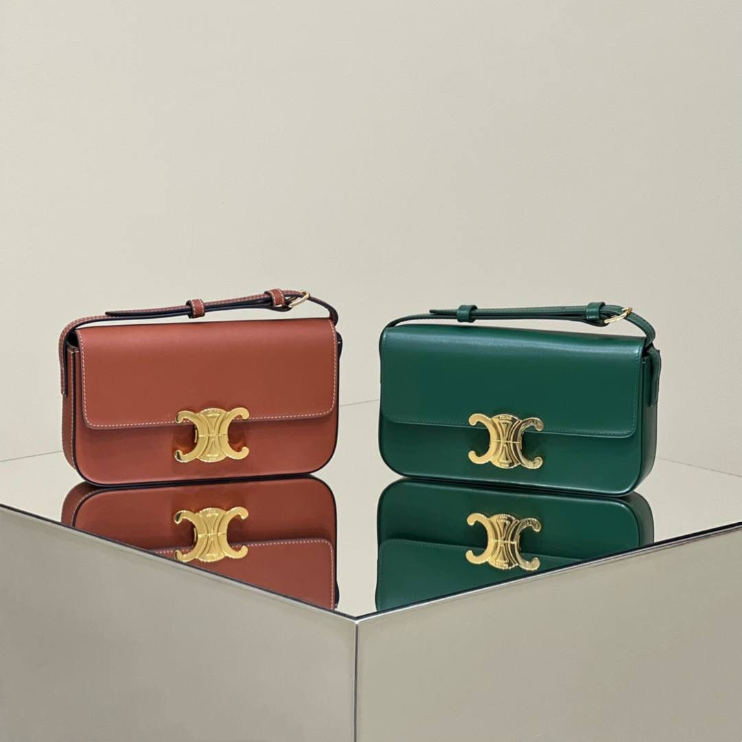 𝑪𝒆𝒍𝒊𝒏𝒆凯旋门腋下包以其轻便实用又时髦有型的特色，火爆席卷国内外各大版面，完全是时髦精们必不可少的百搭单品🔥