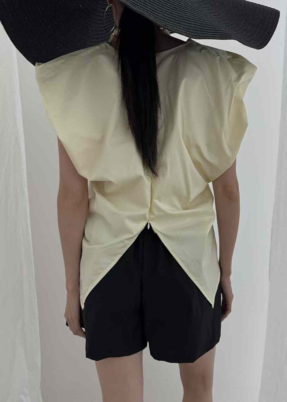 Slimming Ruched Sleeveless Top with V-Back Zip and High-Low Hem ‖ 显瘦褶皱感前短后长V型开叉拉链无袖上衣 KR0190106Y