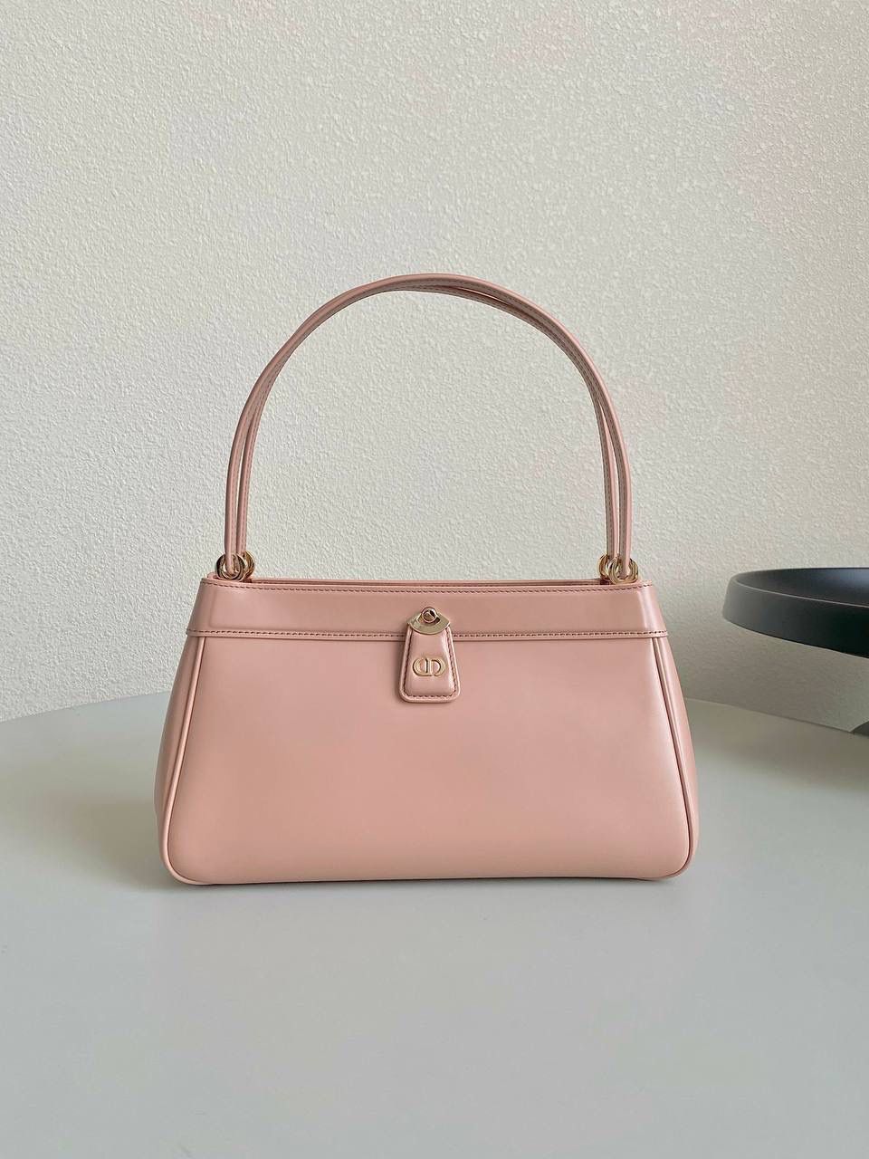 🈶 温柔粉中号 𝗗𝗜𝗢𝗥 𝗞𝗲𝘆手袋/腋下包 啊啊啊贵妇们还没买的都看过来 如此复古法式浪漫的包一定要拎在你手上 首批即出即断！都在翻单再翻单了！！ 早已大火全网时髦界，没有人不爱啊 独特的梯形包身➕细长手柄，优雅高贵 它的悬锁更是绝绝子，两个尺寸可选 小个子女生也可放心的冲大号 日常通勤什么大场合都能给你冲锋 拿捏得恰到好处，找不出一处缺点地方 真是把复古风玩得明明白白，美死了！！ 27×16.5×13.5cm，#6098m