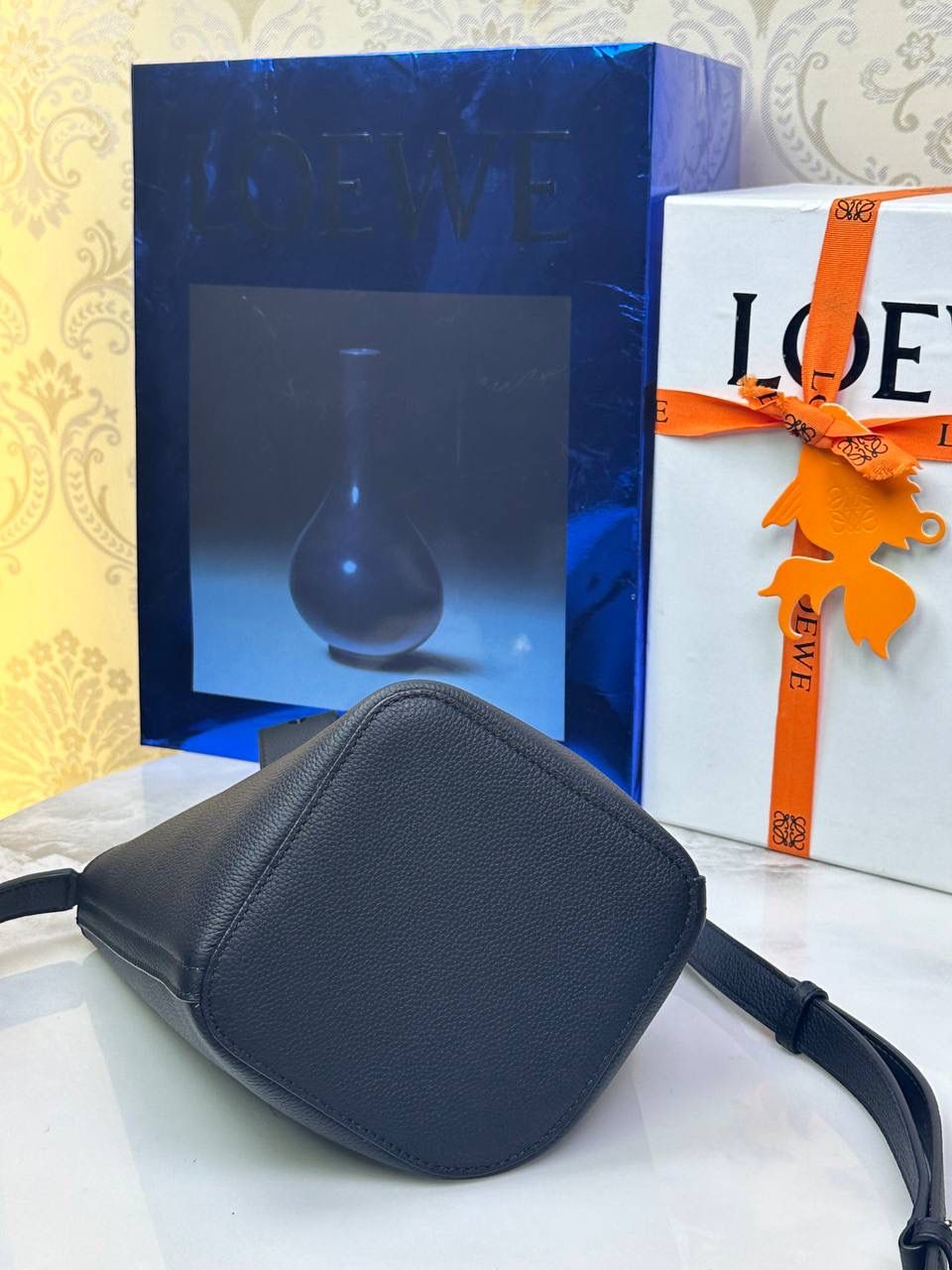 ♥️𝙈𝙞𝙣𝙞 𝙋𝙚𝙗𝙗𝙡𝙚 𝘽𝙪𝙘𝙠𝙚𝙩 ——【黑色荔枝纹】 尺寸：𝟏𝟔-𝟏𝟔-𝟗.𝟓𝐜𝐦 编码：062339 🎈标志性Anagram鹅卵石点缀，配以纯粹简约线条以及瞩目设计风格，诠释全新𝙋𝙚𝙗𝙗𝙡𝙚手袋👜 🎈自带一根🉑拆卸🉑调节的肩带，一包多背，多样化风格，秀场大放异彩😀内里容量超大，日常实用性强👌 🎈配全套专柜礼盒🎁，给你满满的仪式感👀