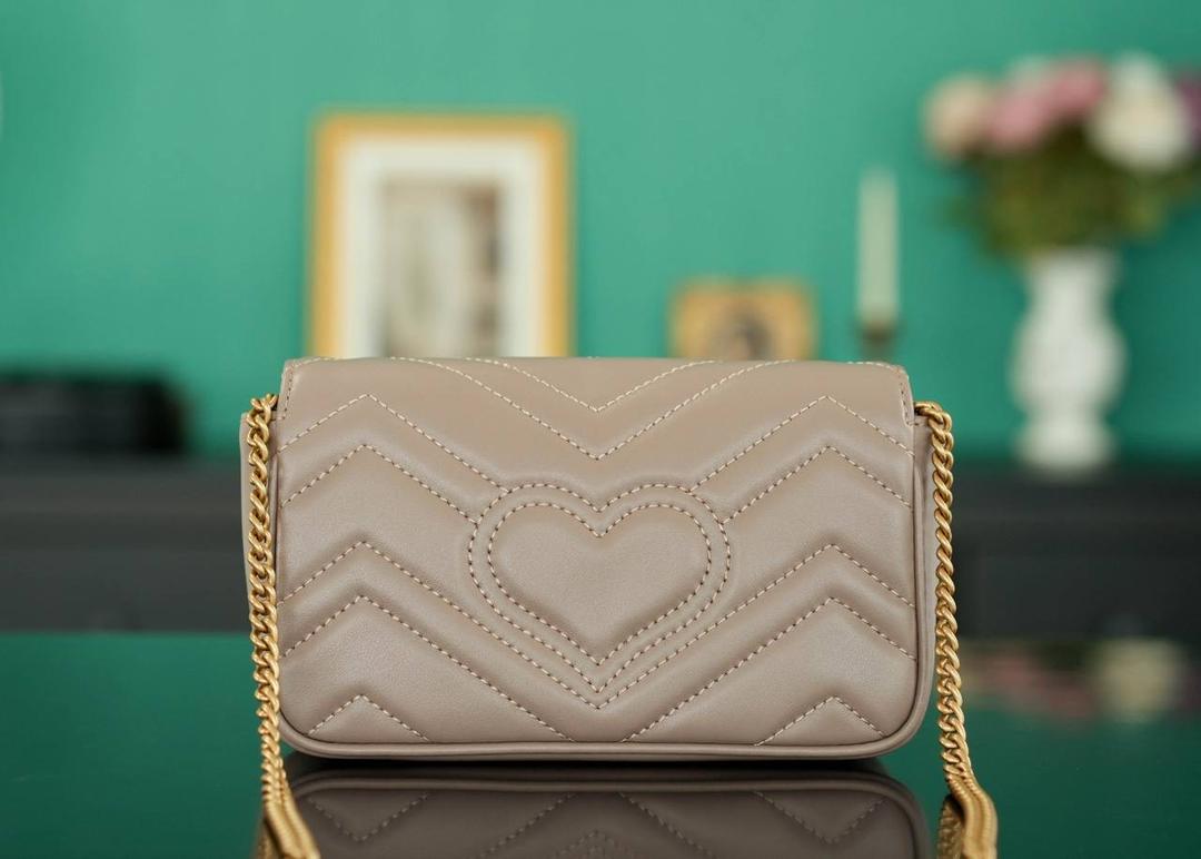 👜Marmont系列肩背包经典款 奶茶色 mini16.5cm💕 （原厂皮 全铜五金） 正品售价,500 GG家的招牌款 原厂牛皮搭配经典的双G扣，复古做旧风格 一只超可爱的小马蒙~喜欢小包入它准没错 官方款号 476433 尺寸小号：21x12x5cm 尺寸迷你：16.5x10x5cm