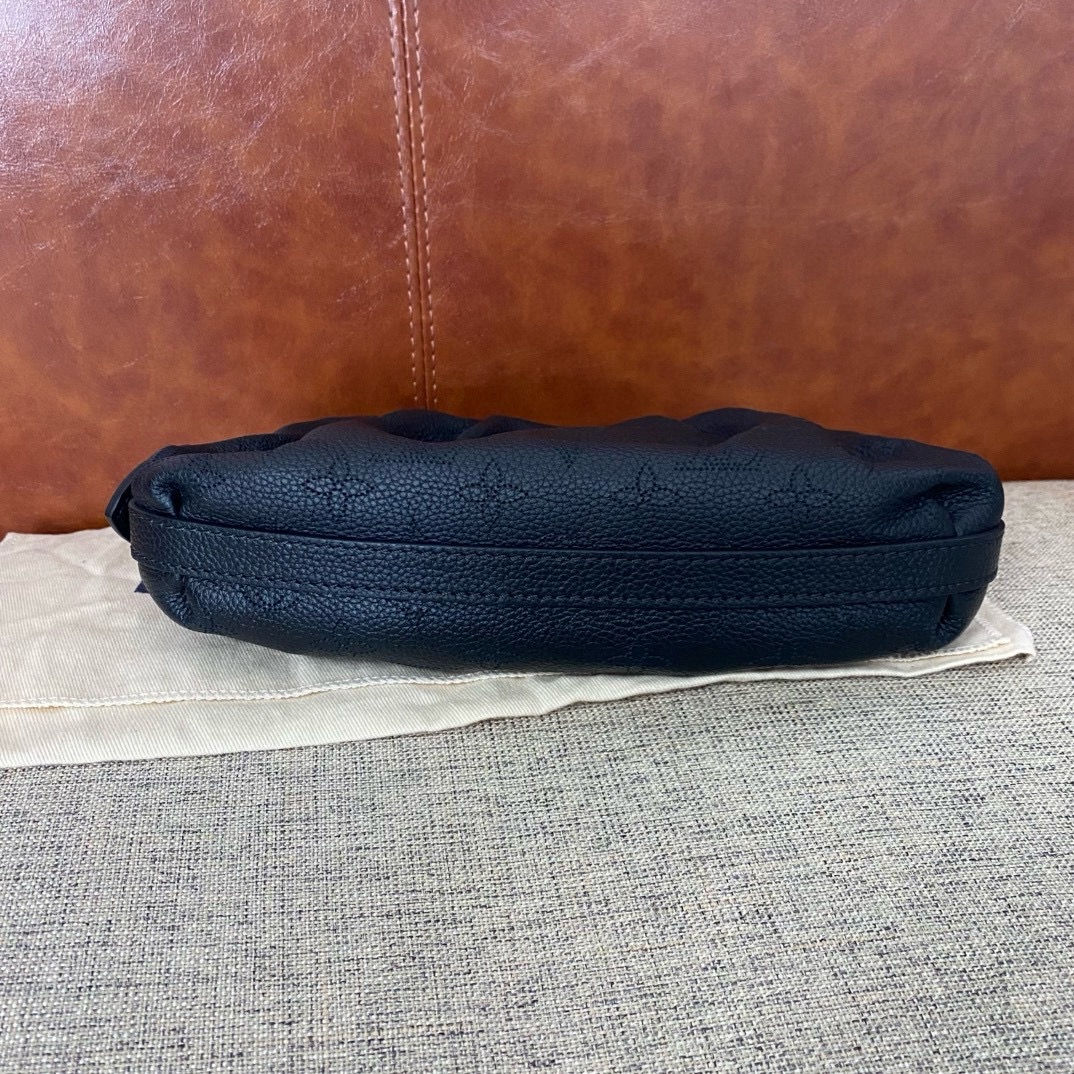 【預訂貨品】Lv黑色全皮雲朵包 