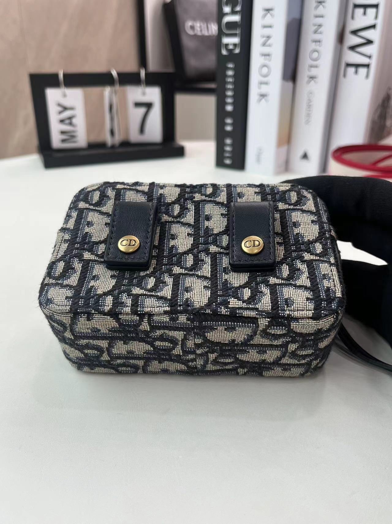 【預訂貨品】Dior 藍色老花相機包 